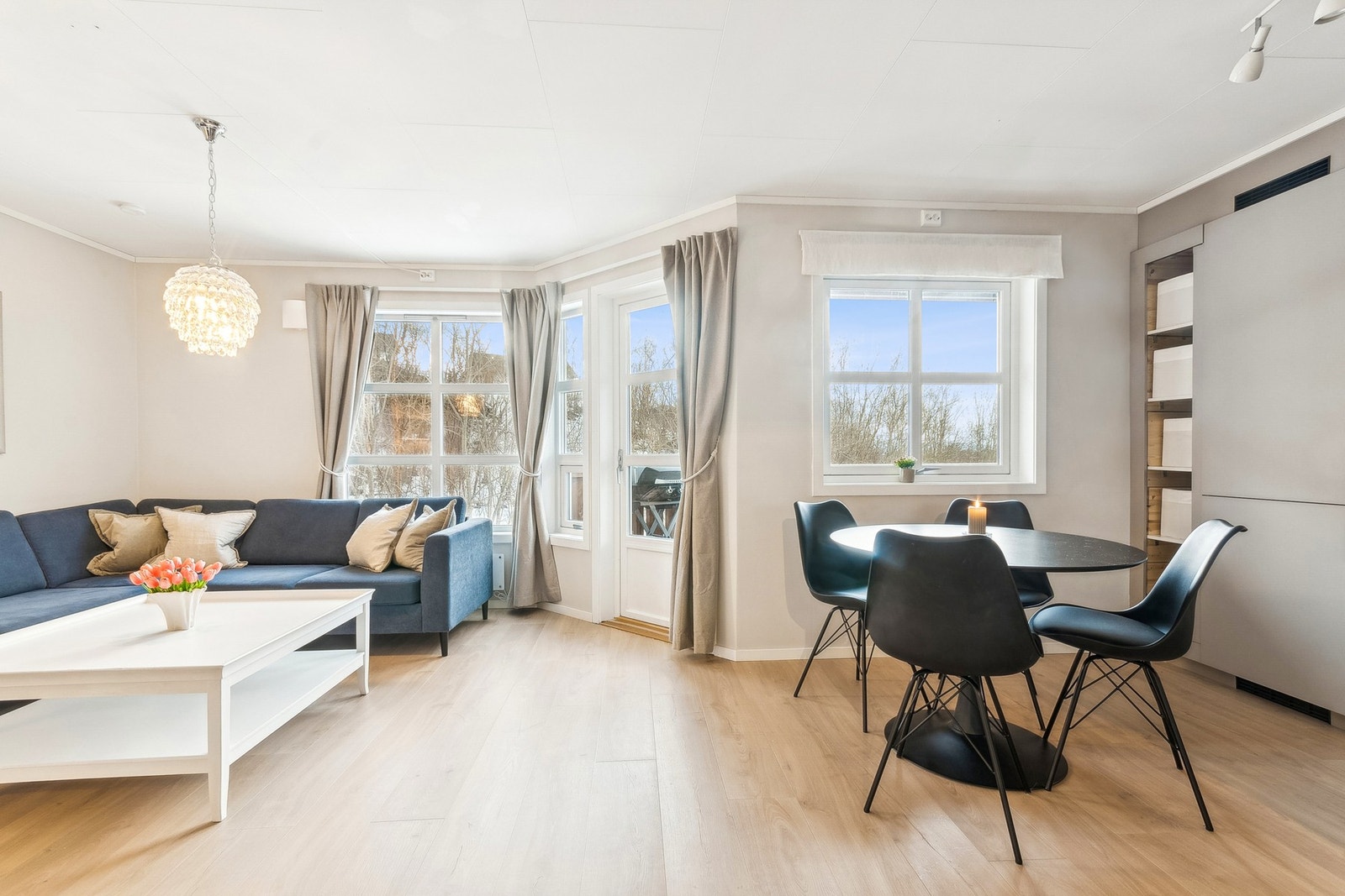 Romslig stue med plass til flere sittegrupper. Galleribilde