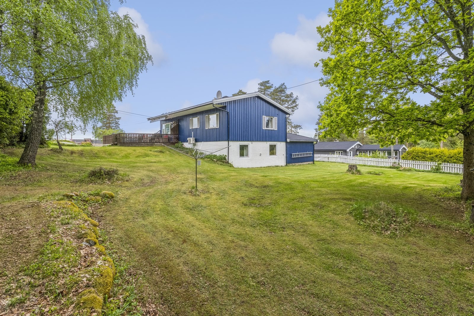 Hus og hage sett fra øst. Galleribilde