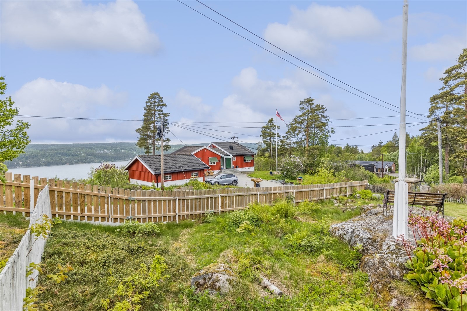 Ved flaggstangen er det et utsiktspunkt du kan nyte på fine dager. Galleribilde