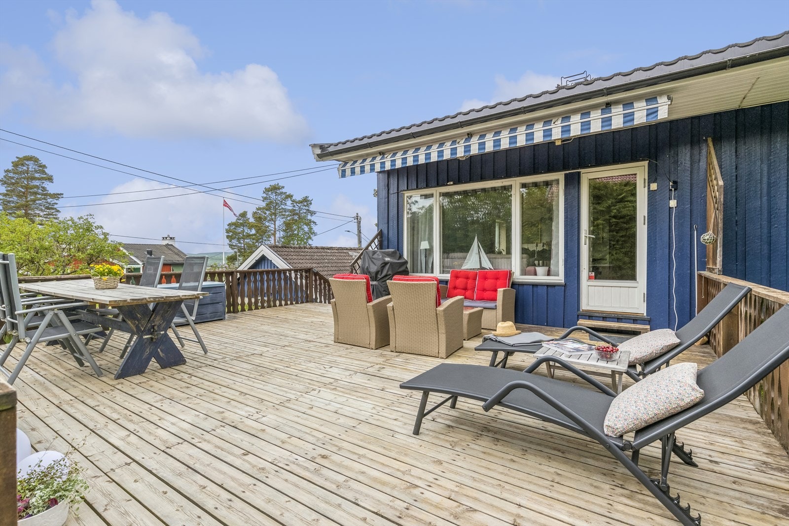 Stor og solrik terrasse utenfor stuen. Galleribilde