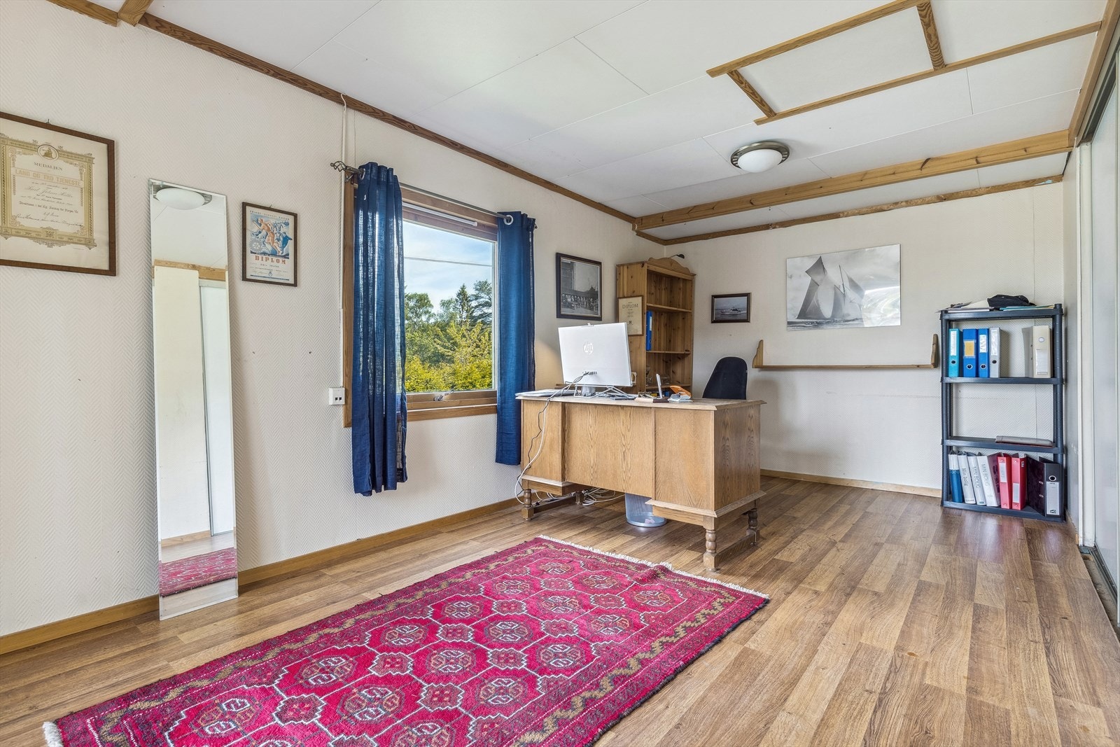 Kontorfløyen har en romslig bod på innsiden. Galleribilde