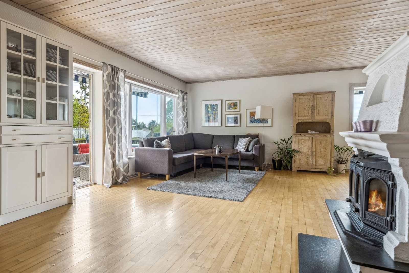 Fra stuen kommer du ut til flere terrasser og hagen. Galleribilde