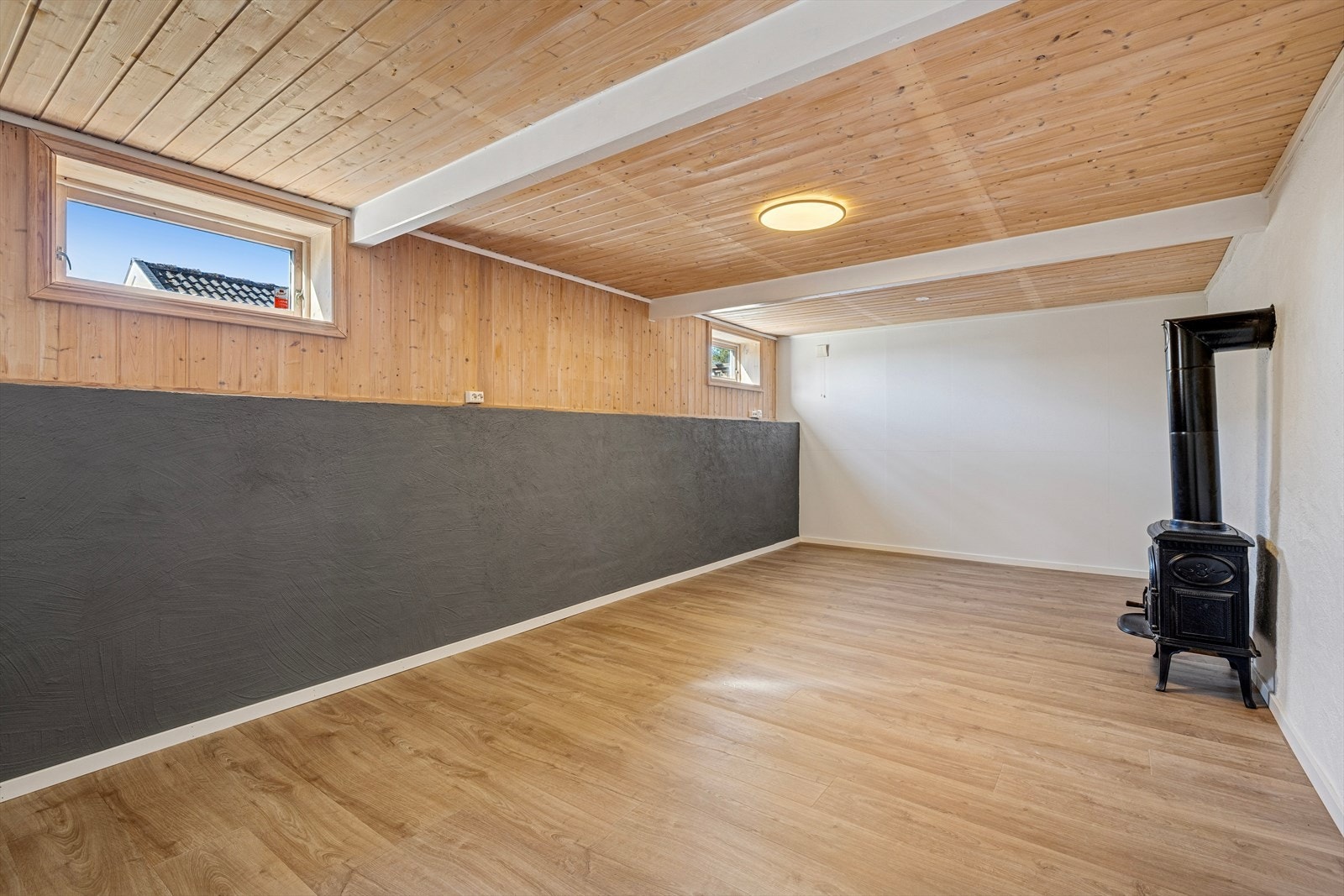 Romslig kjellerstue, nyoppusset i 2025. Galleribilde