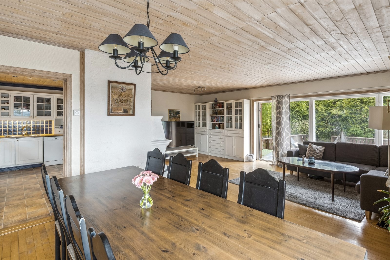 Spisebordet plassert rett utenfor kjøkkenet. Galleribilde