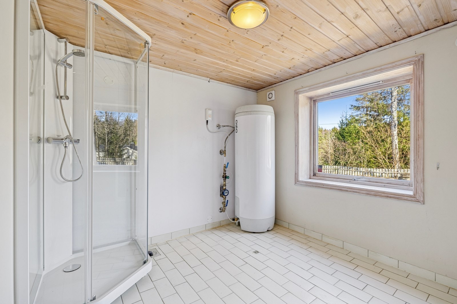 Stort bad/ vaskerom i underetasjen med opplegg for vaskemaskin og tørketrommel bak skyvedørene. Dusjkabinett nytt i 2025, bereder fra 2023 er nylig flyttet inn på baderommet. Galleribilde