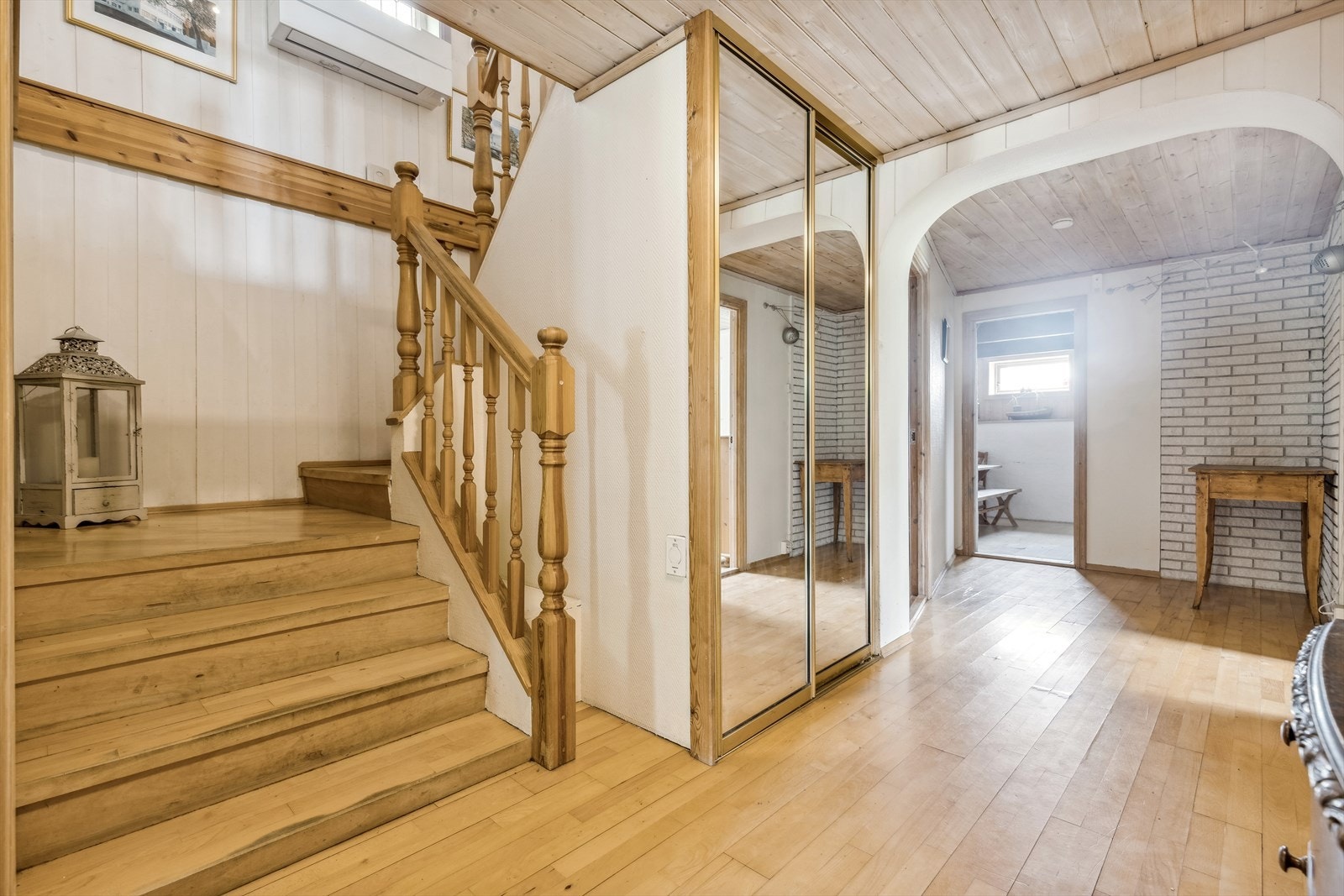 Fra gangen går det en bred trapp opp til 1. etasje. Galleribilde