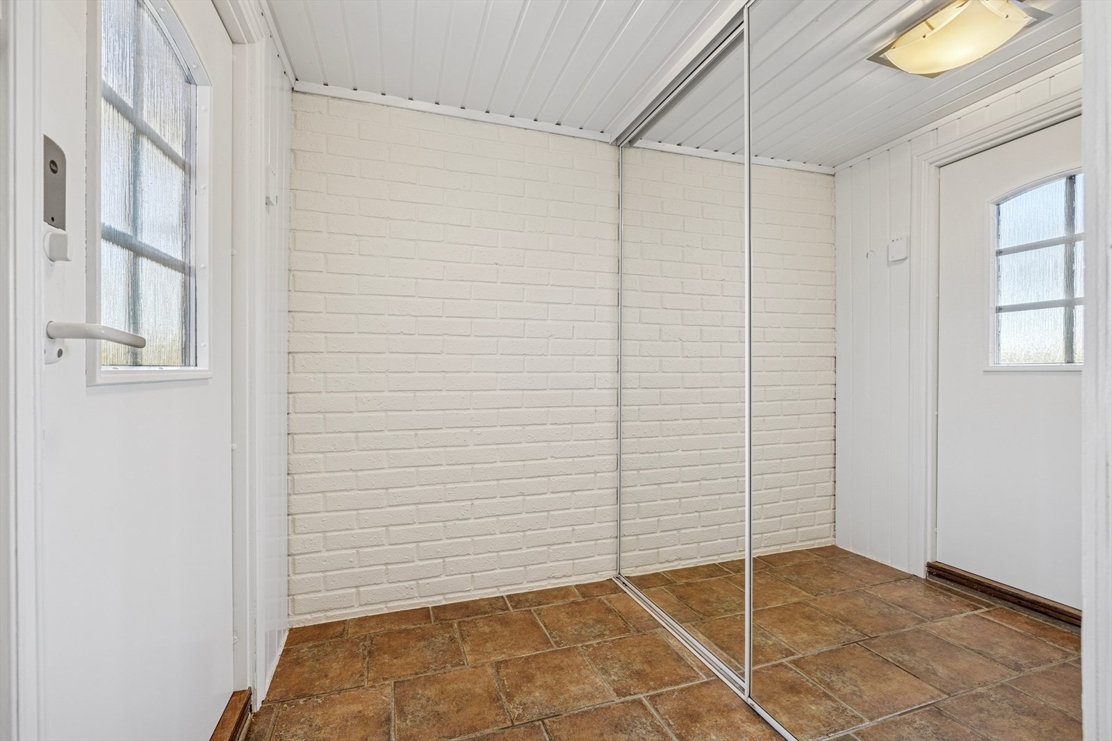 Velkommen inn - Nymalt gang/entré med mye skapplass. Galleribilde