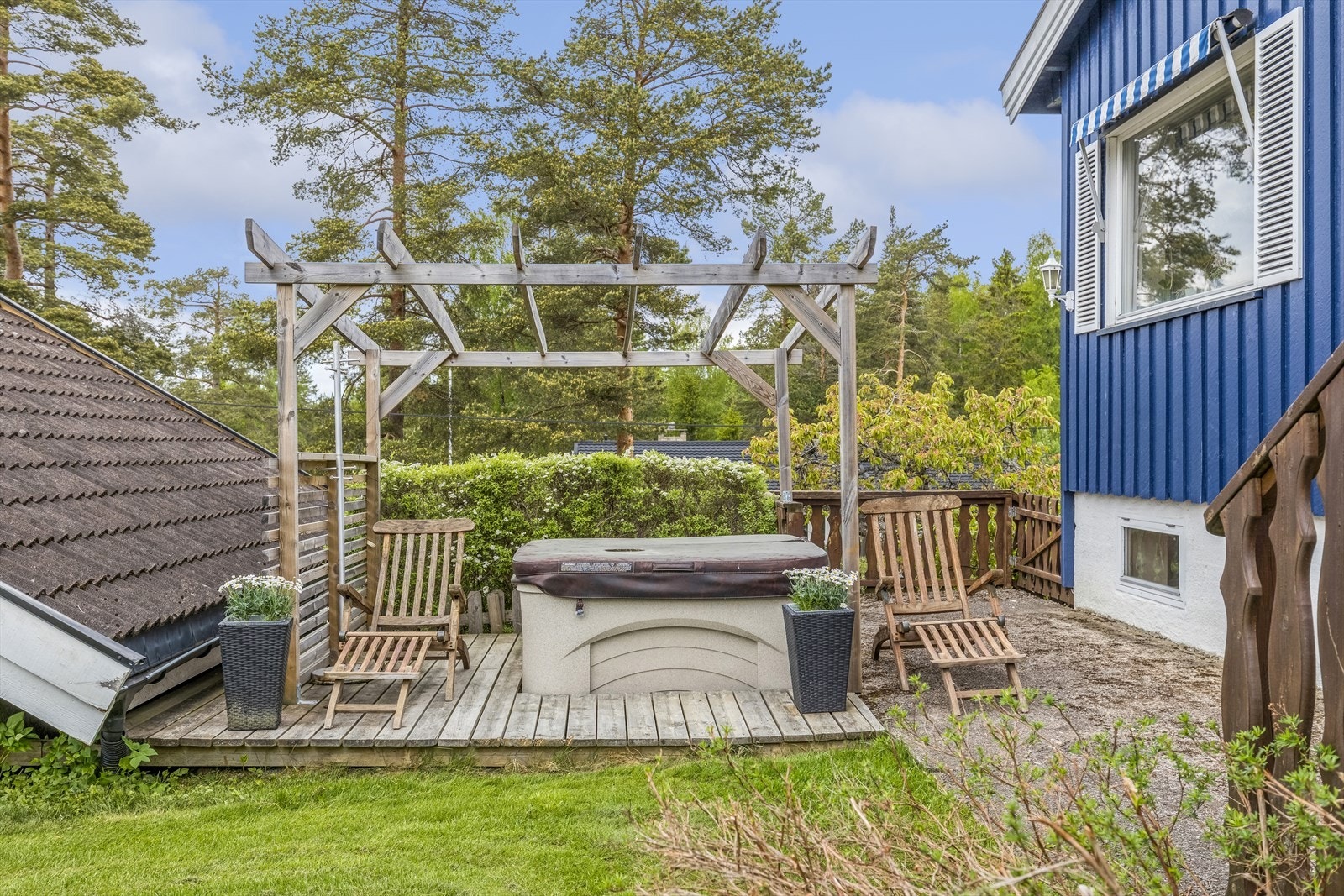 Mot vest nedenfor terrassen ligger en mindre terrasse med jacuzzi. Galleribilde