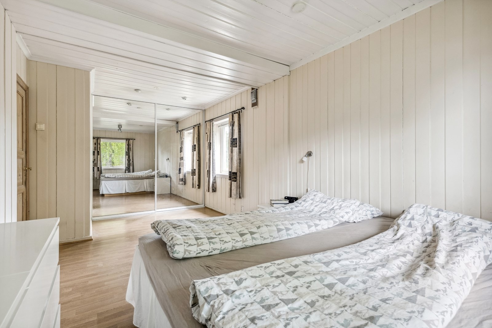 Hovedsoverommet ligger i 1. etasje og har en god skyvedørsgarderobe. Galleribilde