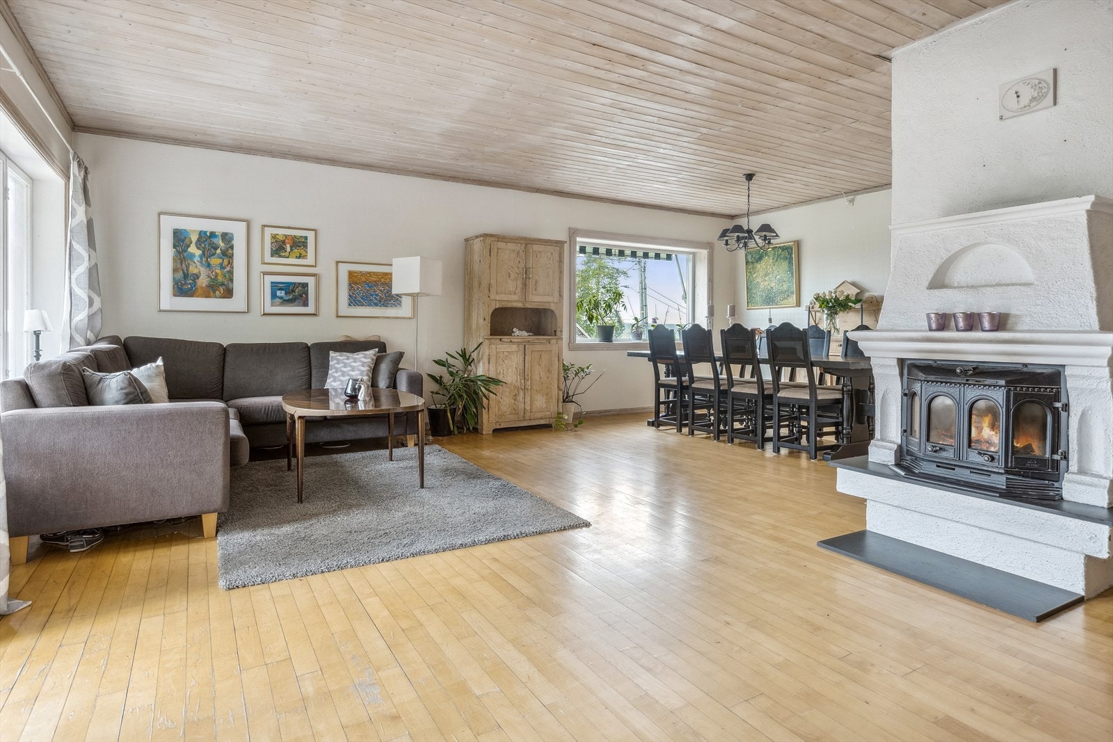 Lys og trivelig stue med god plass til både langbord og sofagruppe. Galleribilde