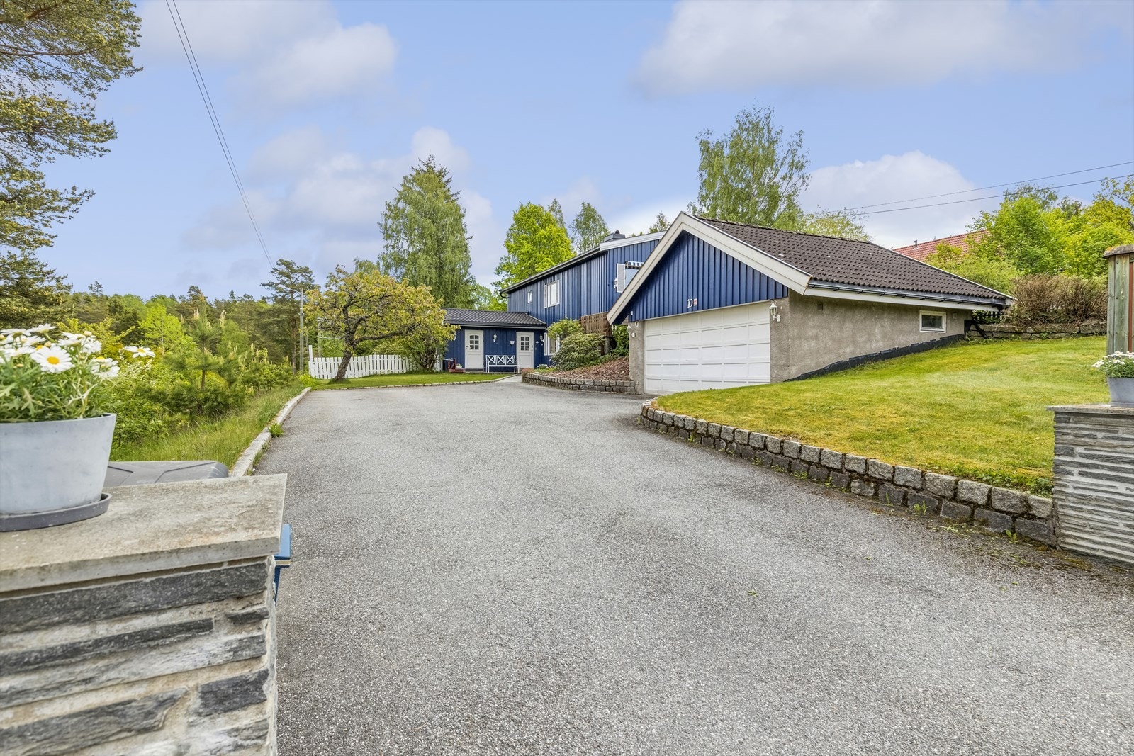 Dobbelgarasje med lagringshems. Galleribilde