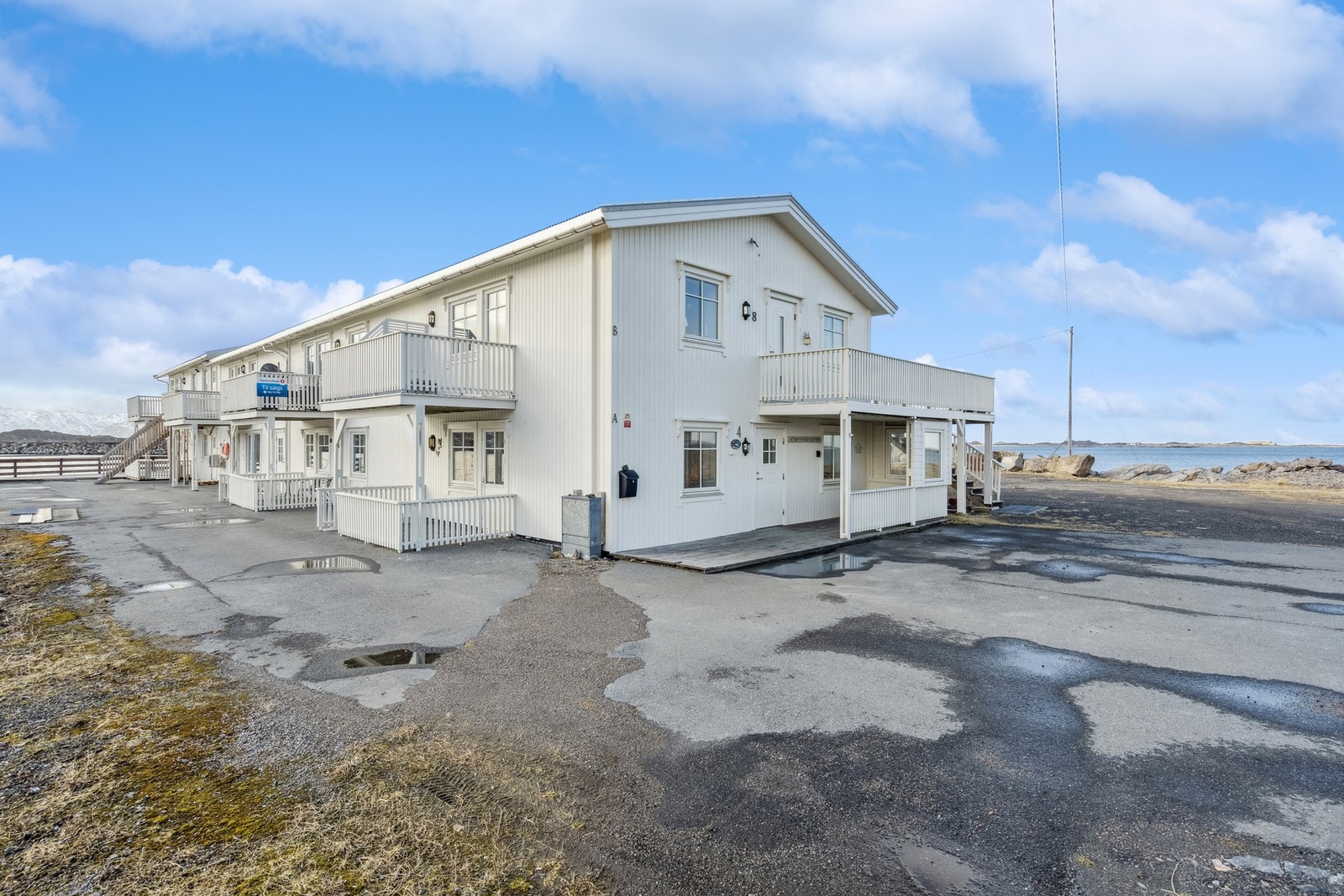 Dette er en flott hjørneleilighet i 1. etasje med enkel adkomst. Galleribilde