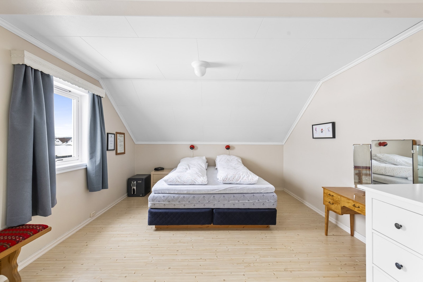 Hovedsoverom | 2. etasje. Montert elektriske screens. Galleribilde