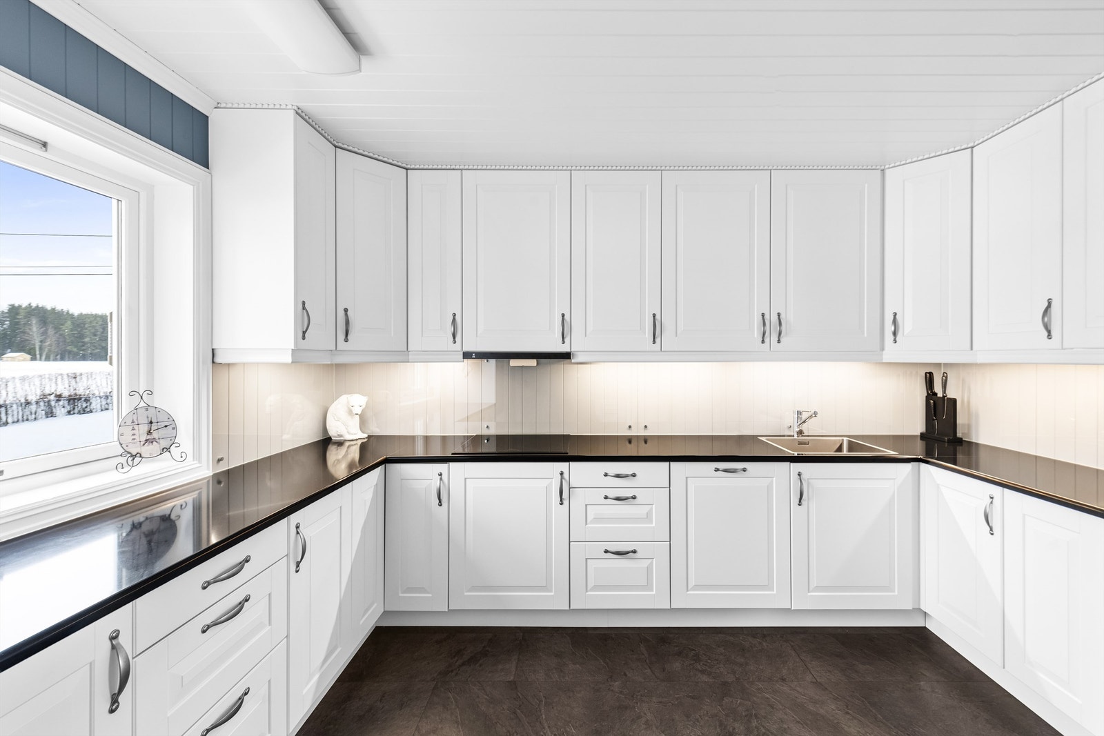 Benk av stein, godt med integrerte hvitevarer og nok plass til hobbykokken. Galleribilde