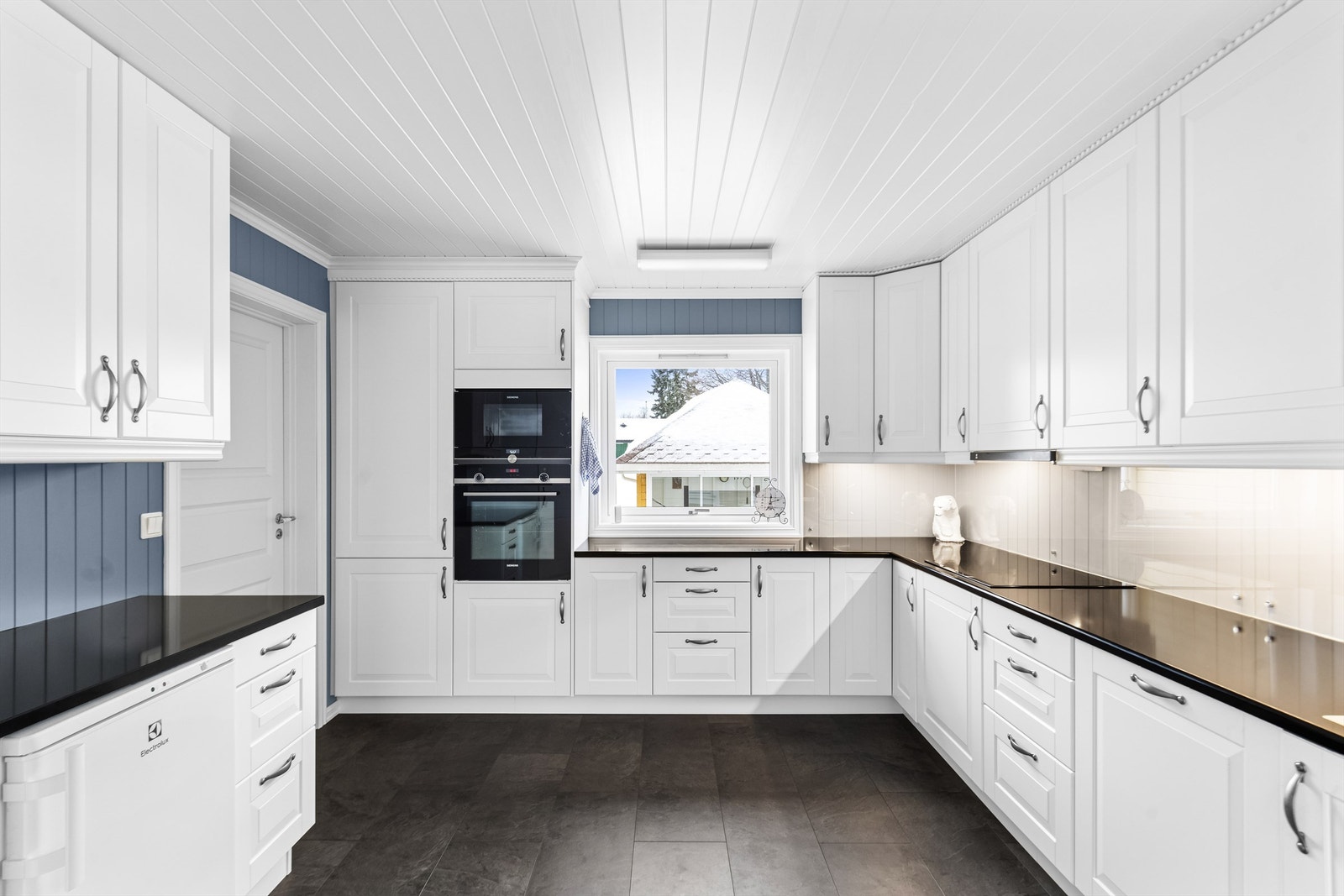 Nytt kjøkken fra 2019.Takhøye skap, samt godt med skap og benkeplass. Galleribilde