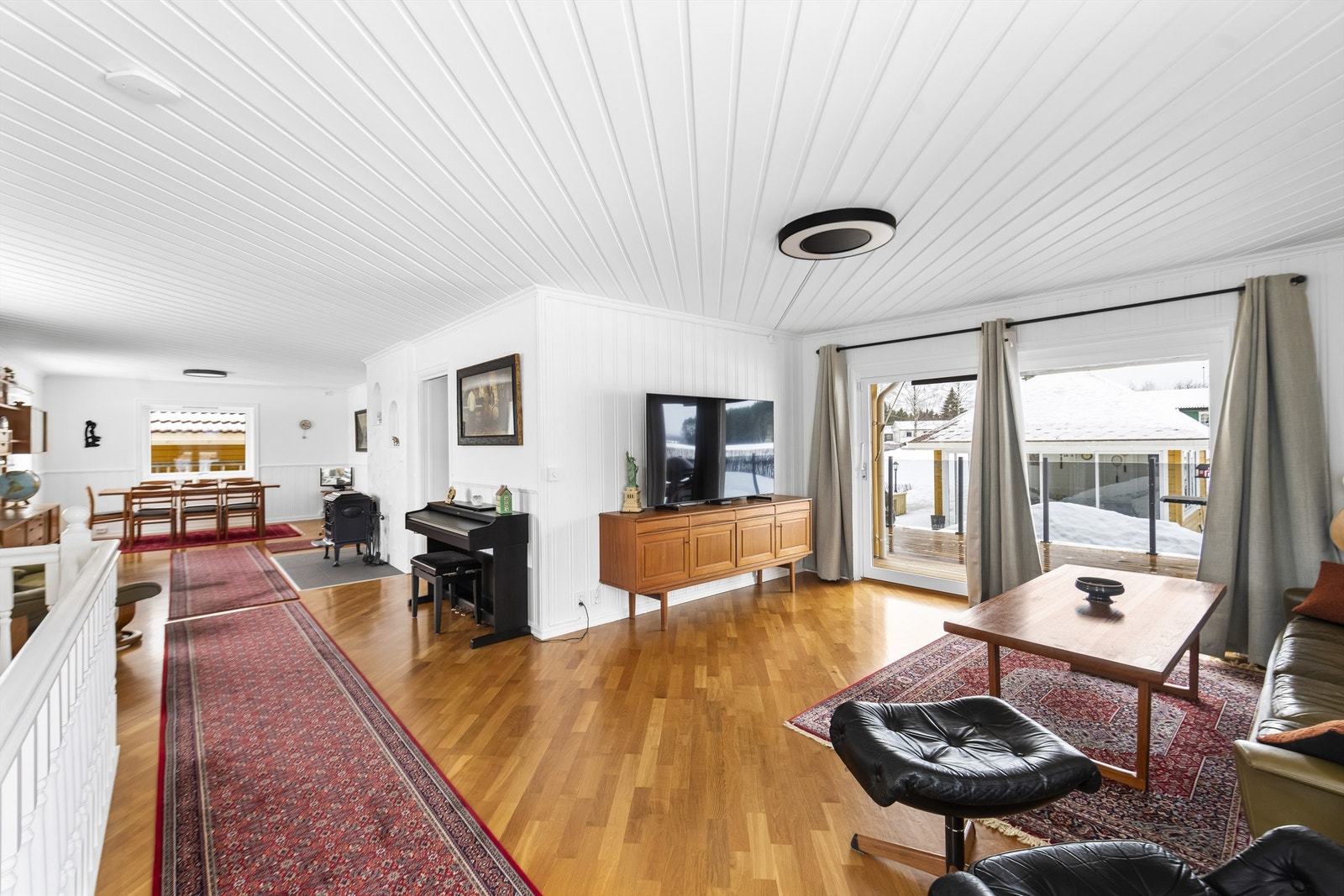 Spisestue og stue i praktisk vinkelløsning. Direkte utgang til terrasse. Galleribilde