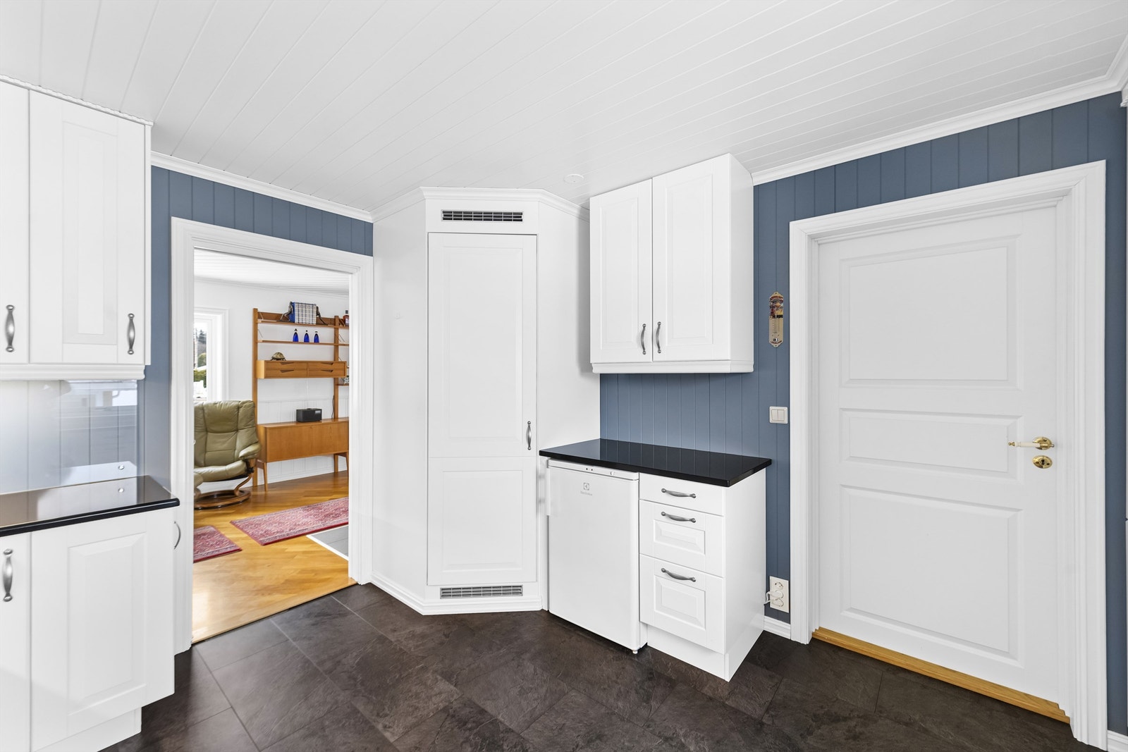 Inngang til stue/spisestue. Kjølehjørne. Galleribilde