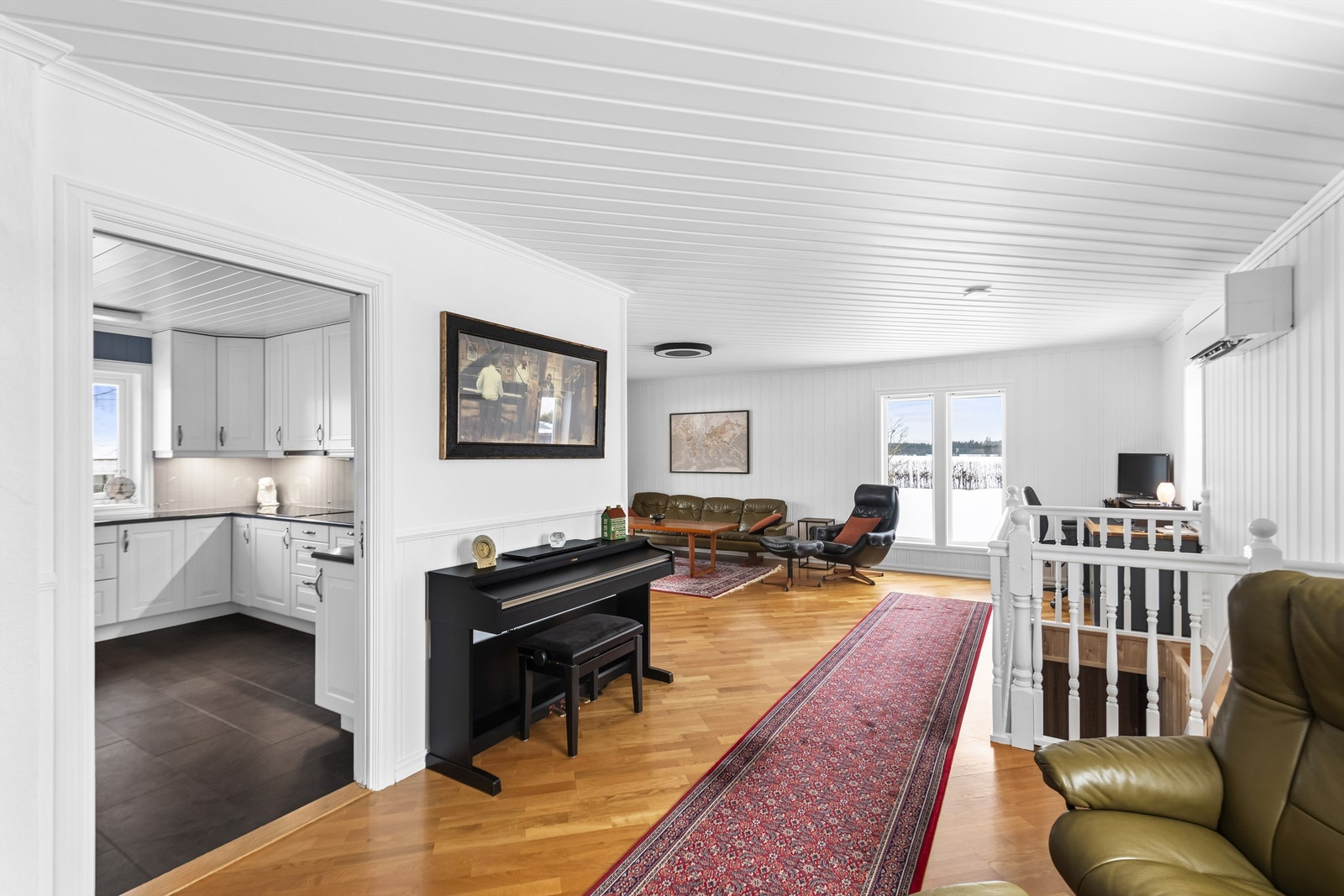 Montert luft-til-luft varmepumpe i stuen og trappegangen til 2. etasjen. Galleribilde