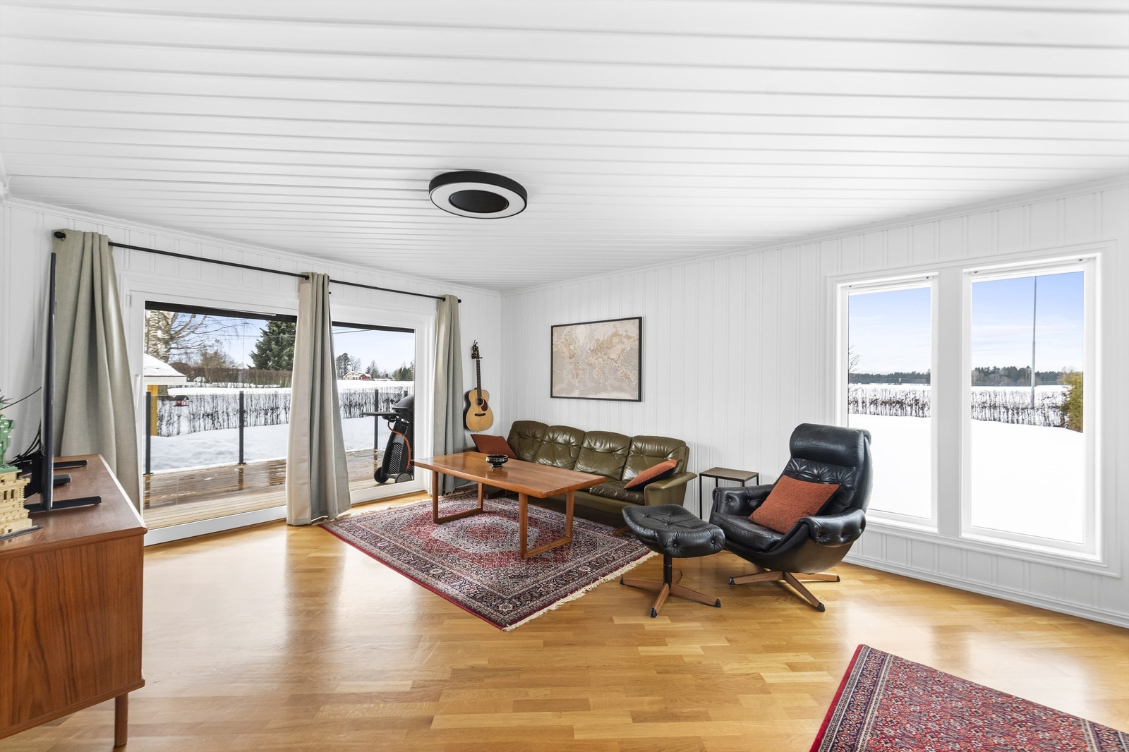 Montert elektriske screens på stuen, kjøkkenet og soverommene i 2. etasje. Galleribilde