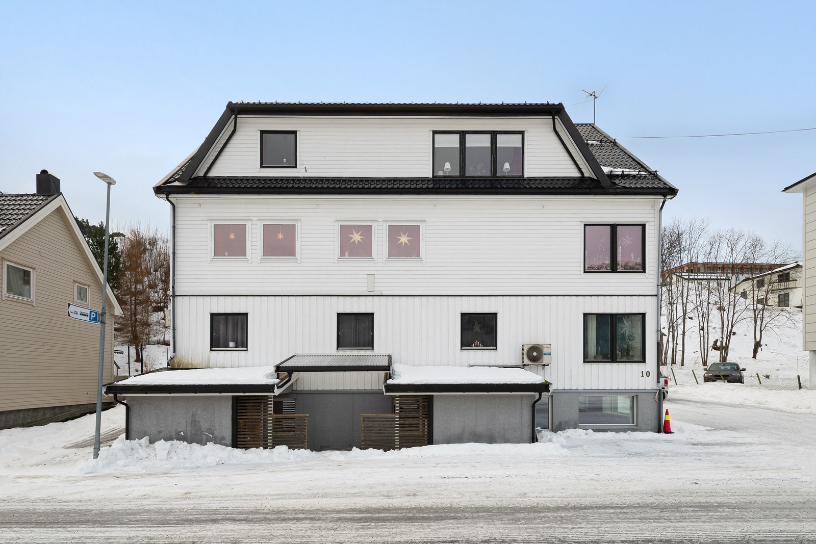 Leiligheten ligger på bakkeplan mot vest (til høyre på bildet) Galleribilde