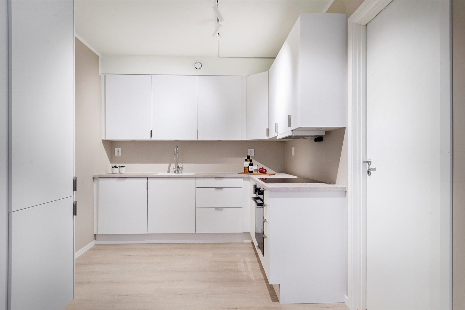 Kjøkkeninnredning fra Sigdal med laminat benkeplate Galleribilde