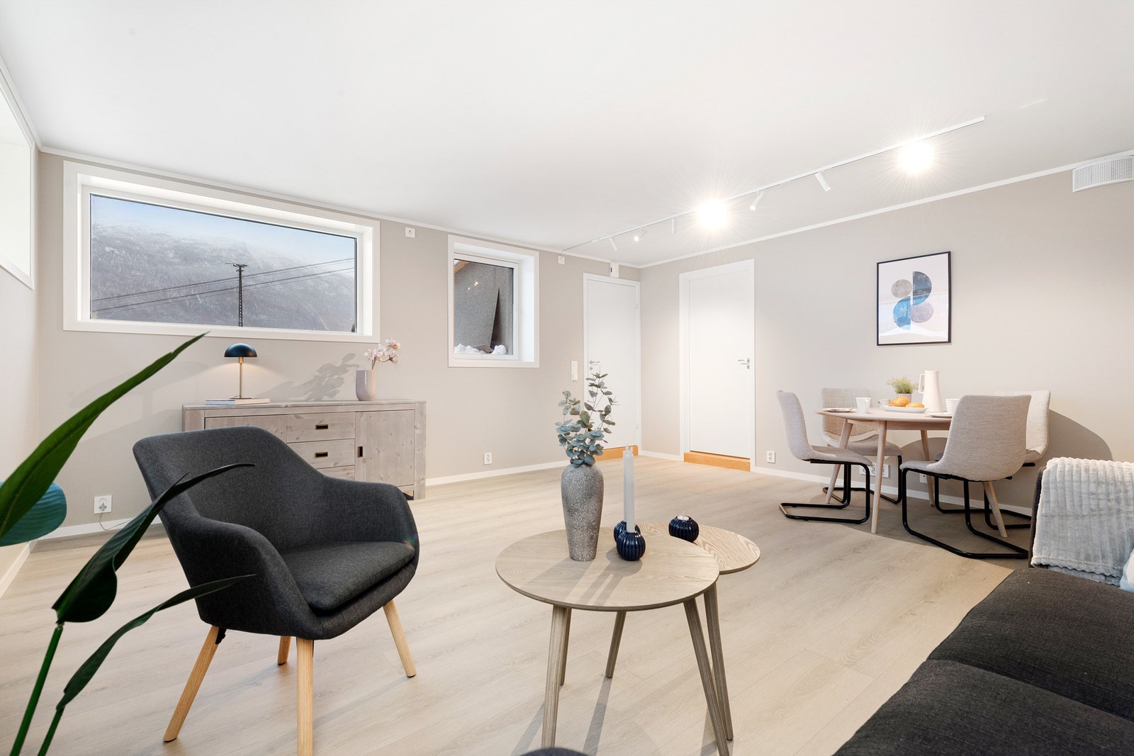 Det er plass til både spisebord og sofagruppe Galleribilde
