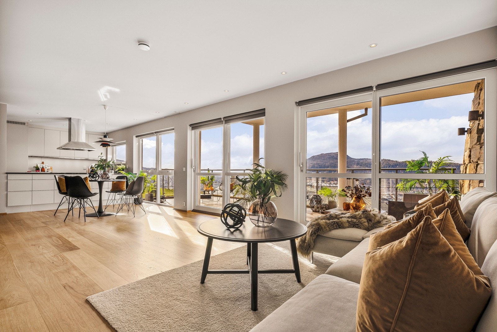 - Beliggende i fremste rekke ligger leiligheten høyt, fritt og usjenert med praktfull panoramautsikt - Galleribilde