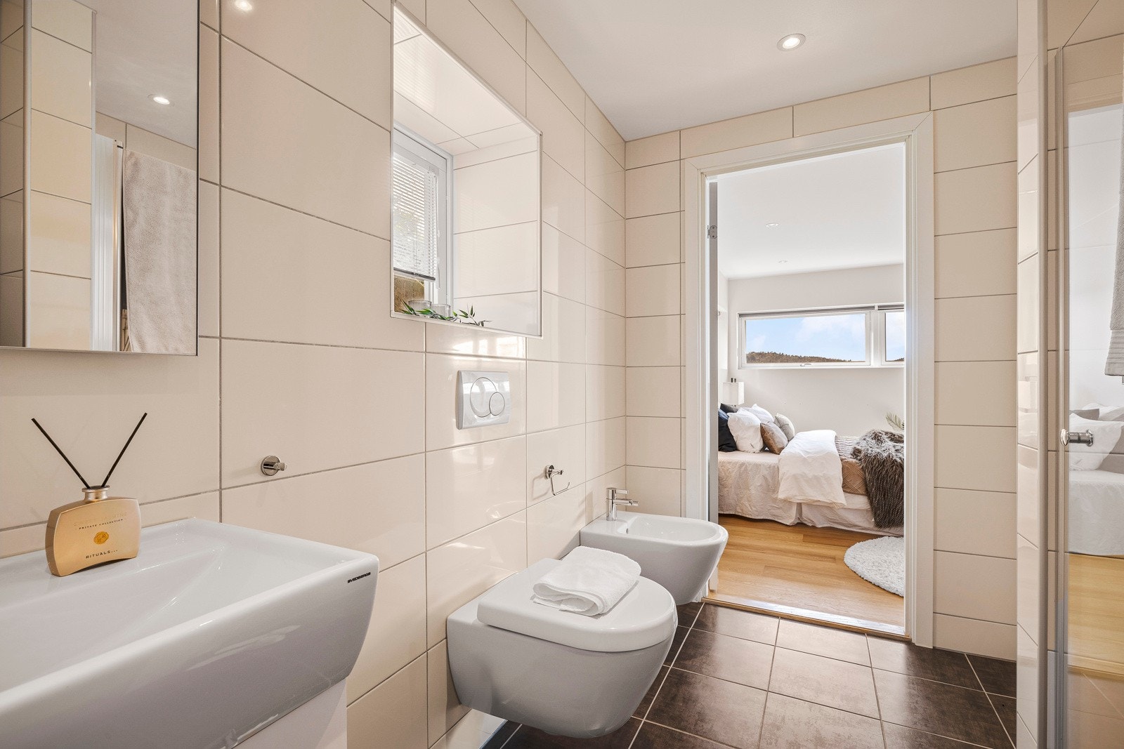 - Det er innredet med vegghengt toalett, bidet, dusjnisje med glassdør, servant med møblement, speil og belysning - Galleribilde