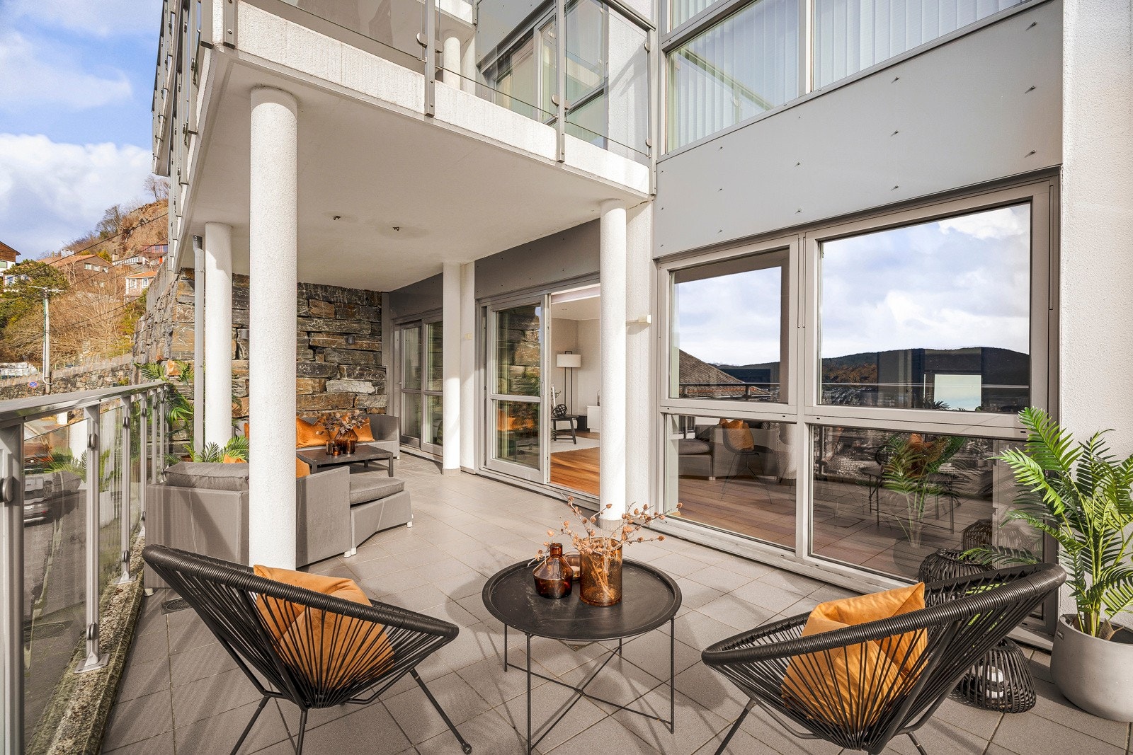 - God plass til flere sittegrupper og grill - Galleribilde