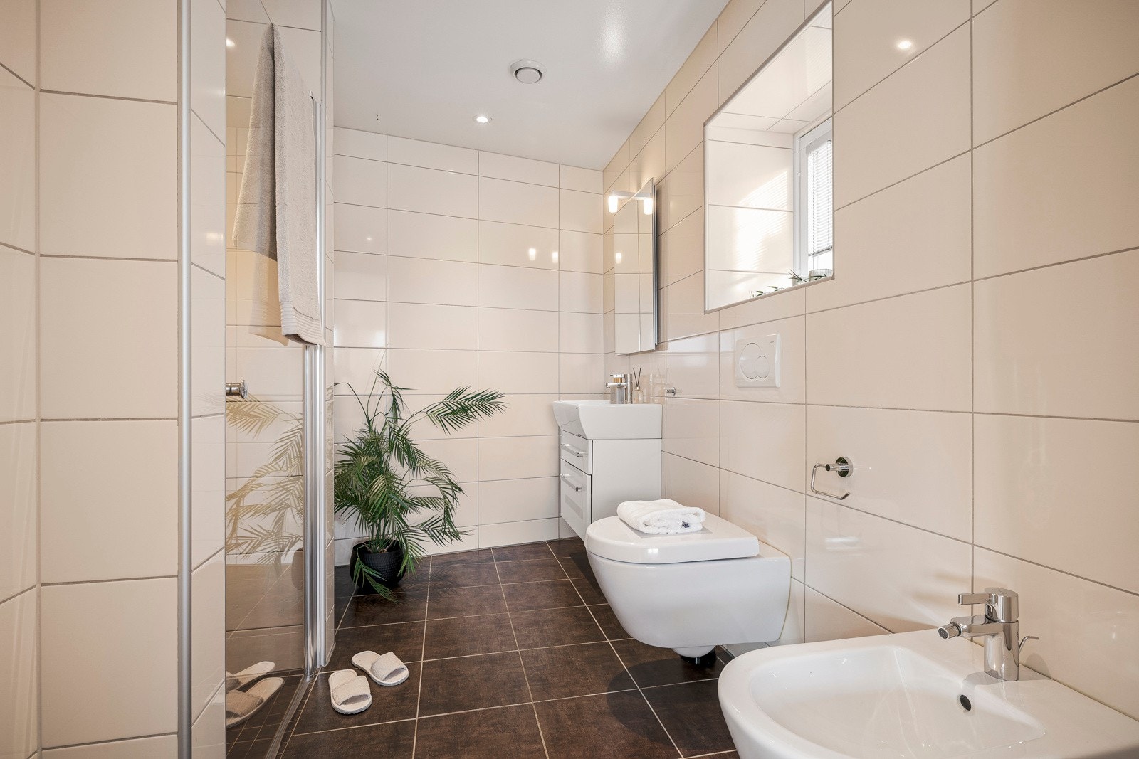 - Badet i tilknytning til hovedsoverommet og er på 5,1 kvm - Galleribilde