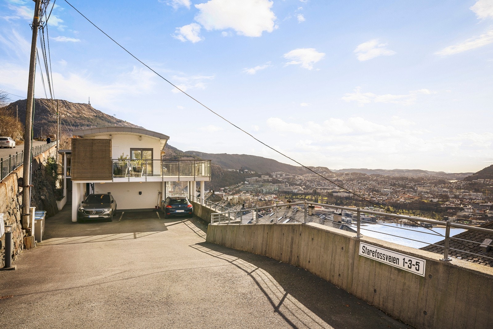 - Tomten er opparbeidet med asfaltert innkjørsel/parkering og murer - Galleribilde