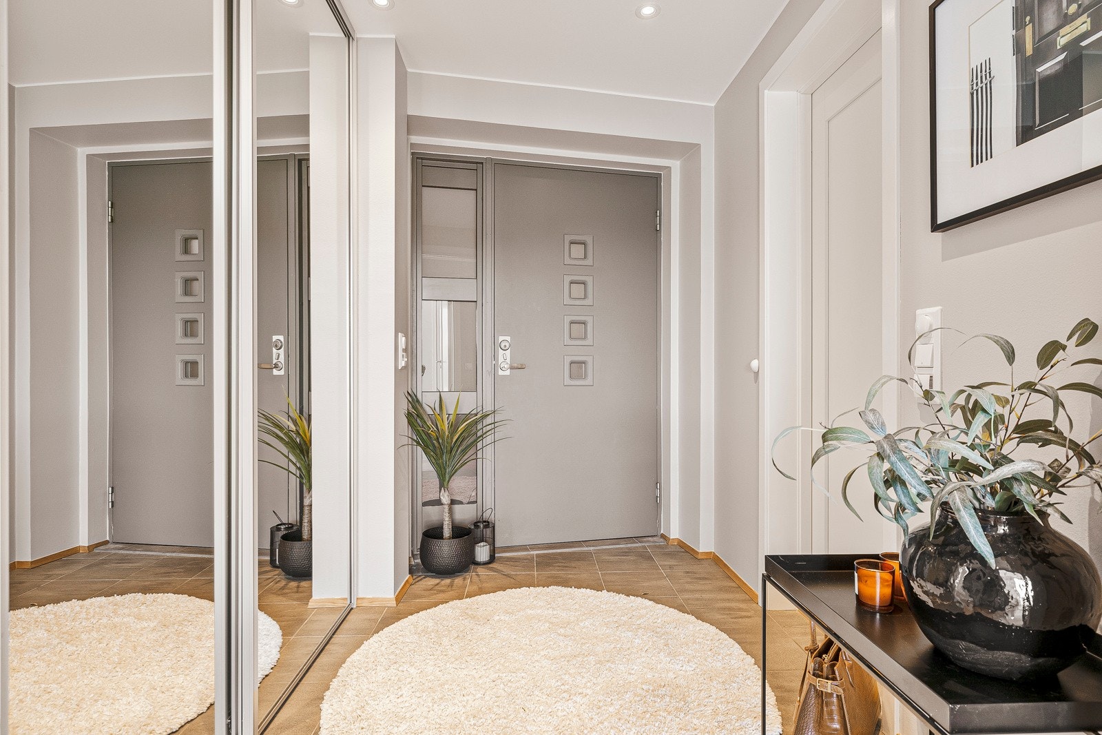 - Det første som møter deg når du trer inn i leiligheten er entré med flislagt gulv - Galleribilde