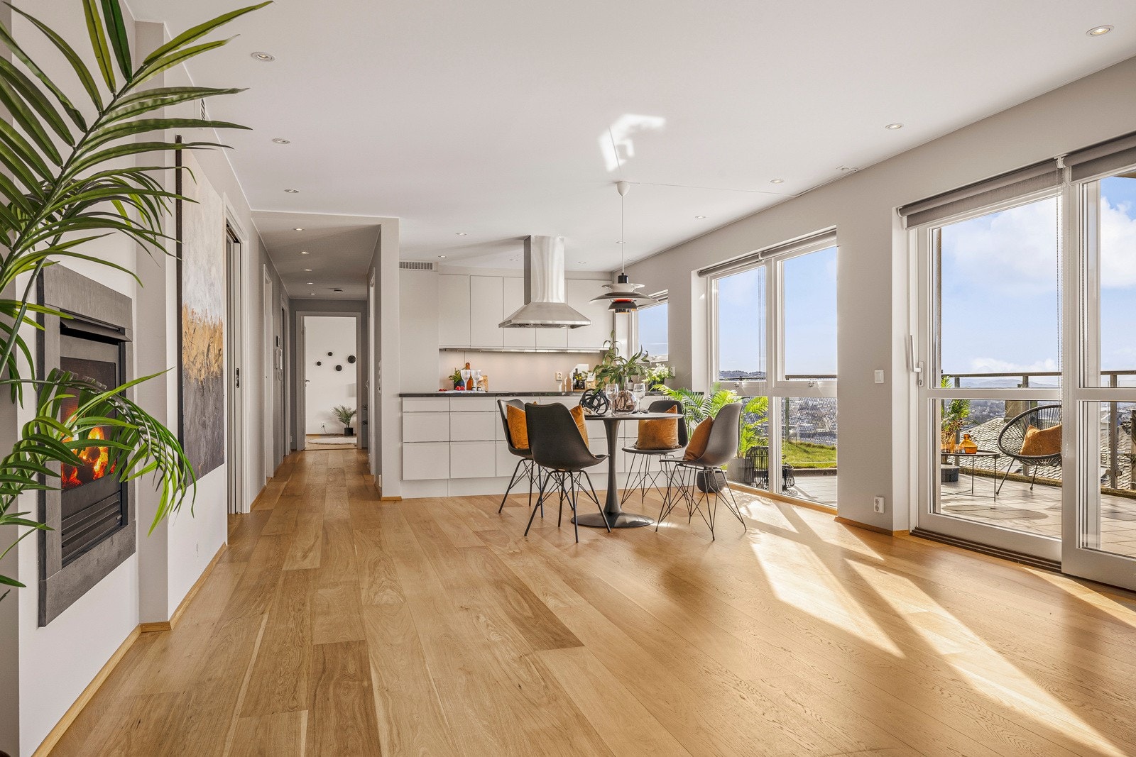 - Stuen har god plass til stor salong og naturlig plass til spisestue ved kjøkkenet - Galleribilde