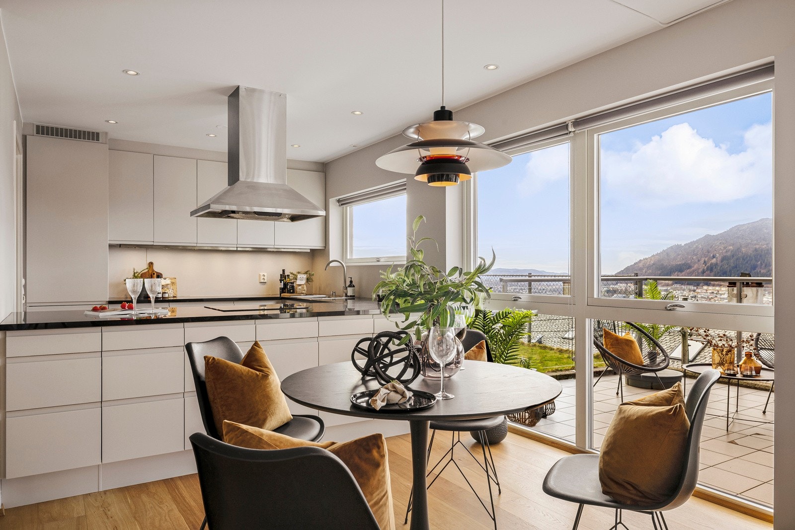 - Kjøkkeninnredningen har lyse, slette fronter med integrerte håndtak og granitt benkeplate - Galleribilde