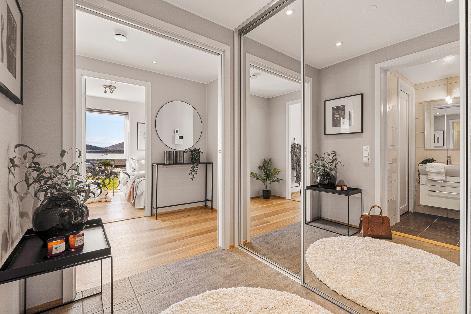 - I entréen er det en stor skyvedørsgarderobe som strekker seg fra gulv til tak - Galleribilde