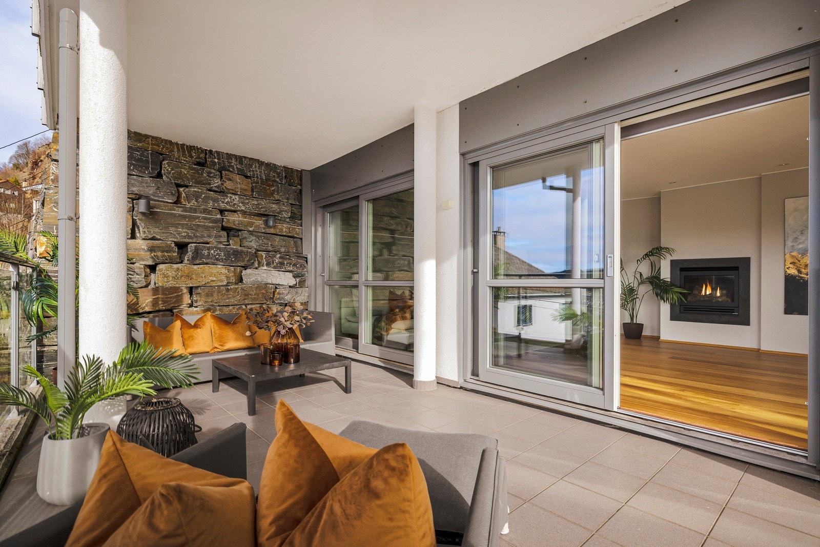 - Terrassen går over i en hage som leiligheten har eksklusiv bruksrett til - Galleribilde