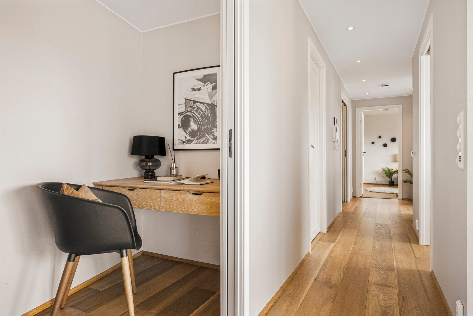 - Like ved kjøkkenet finner du en praktisk bod og et fint kontor/bod - Galleribilde