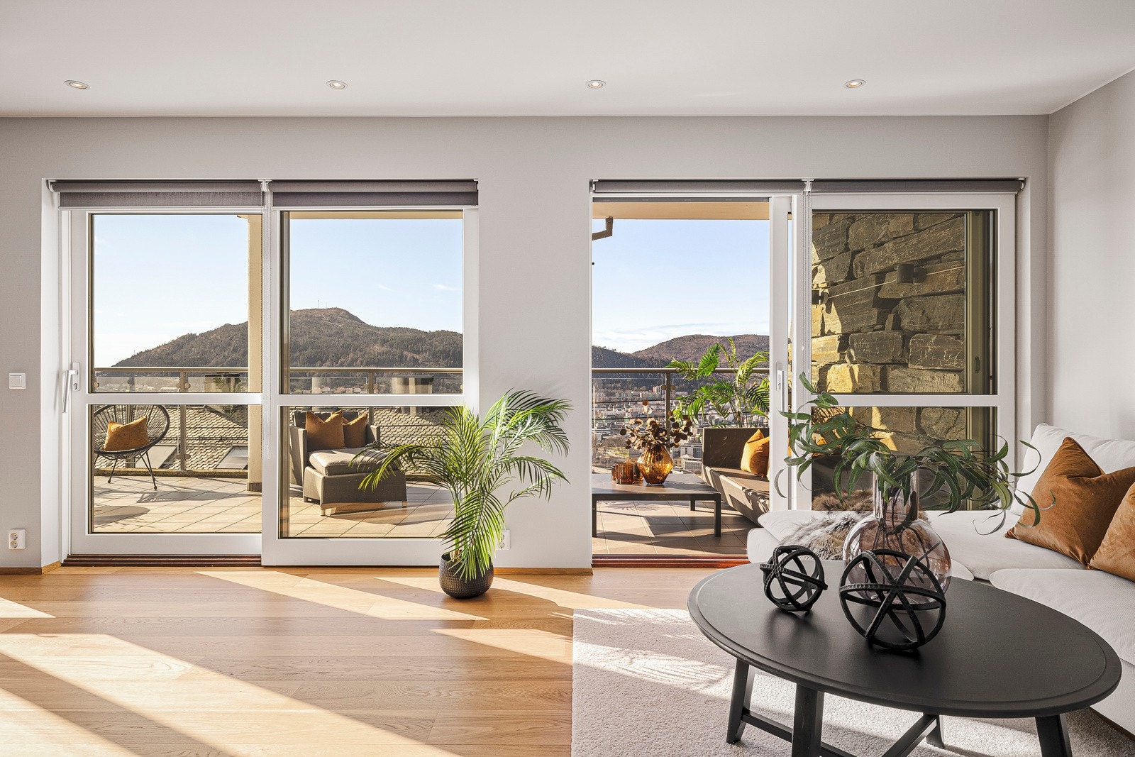 - I front av stuen er det store vindusflater som gjør at du kan nyte den praktfulle utsikten til det fulle - Galleribilde