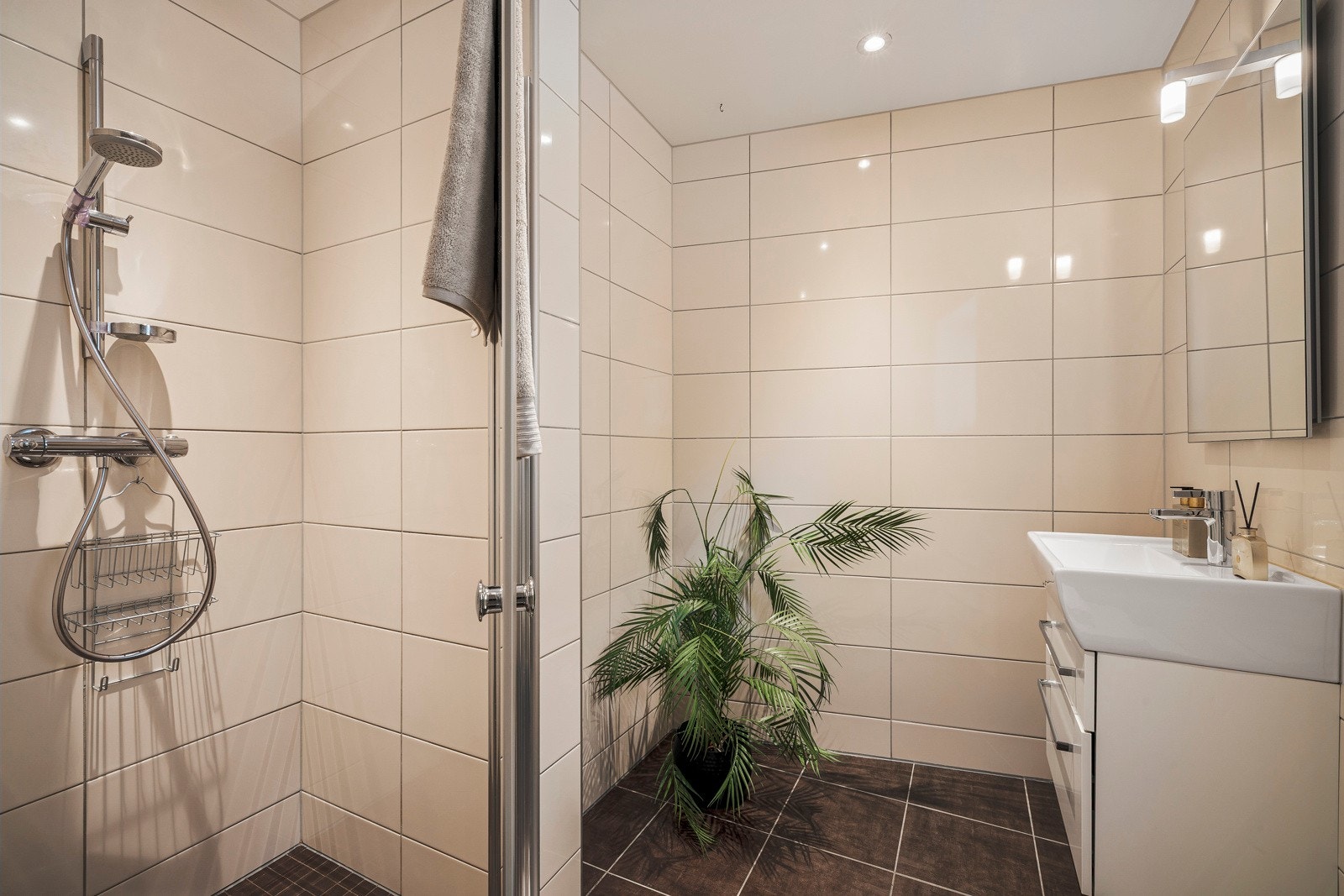 - Badet er helfliset i lyse toner og har gulvvarme - Galleribilde