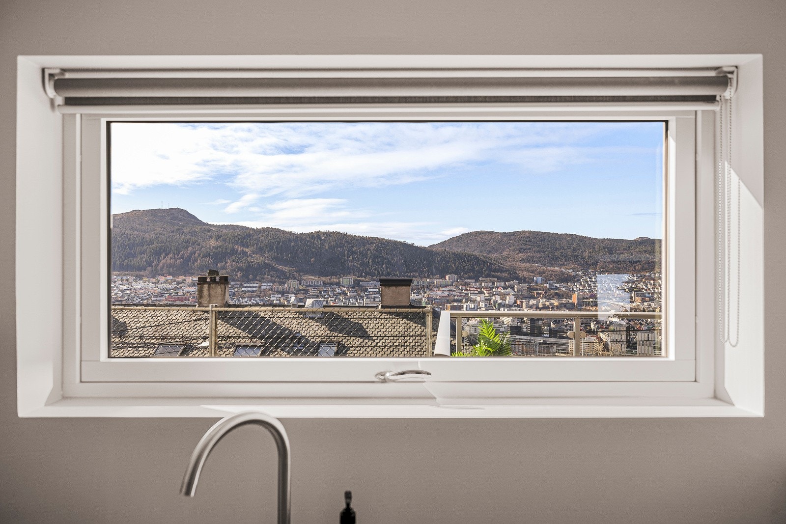 - Det er lys og stikkontakt under overskap, samt et fint vindu som gir godt lysinslipp - Galleribilde