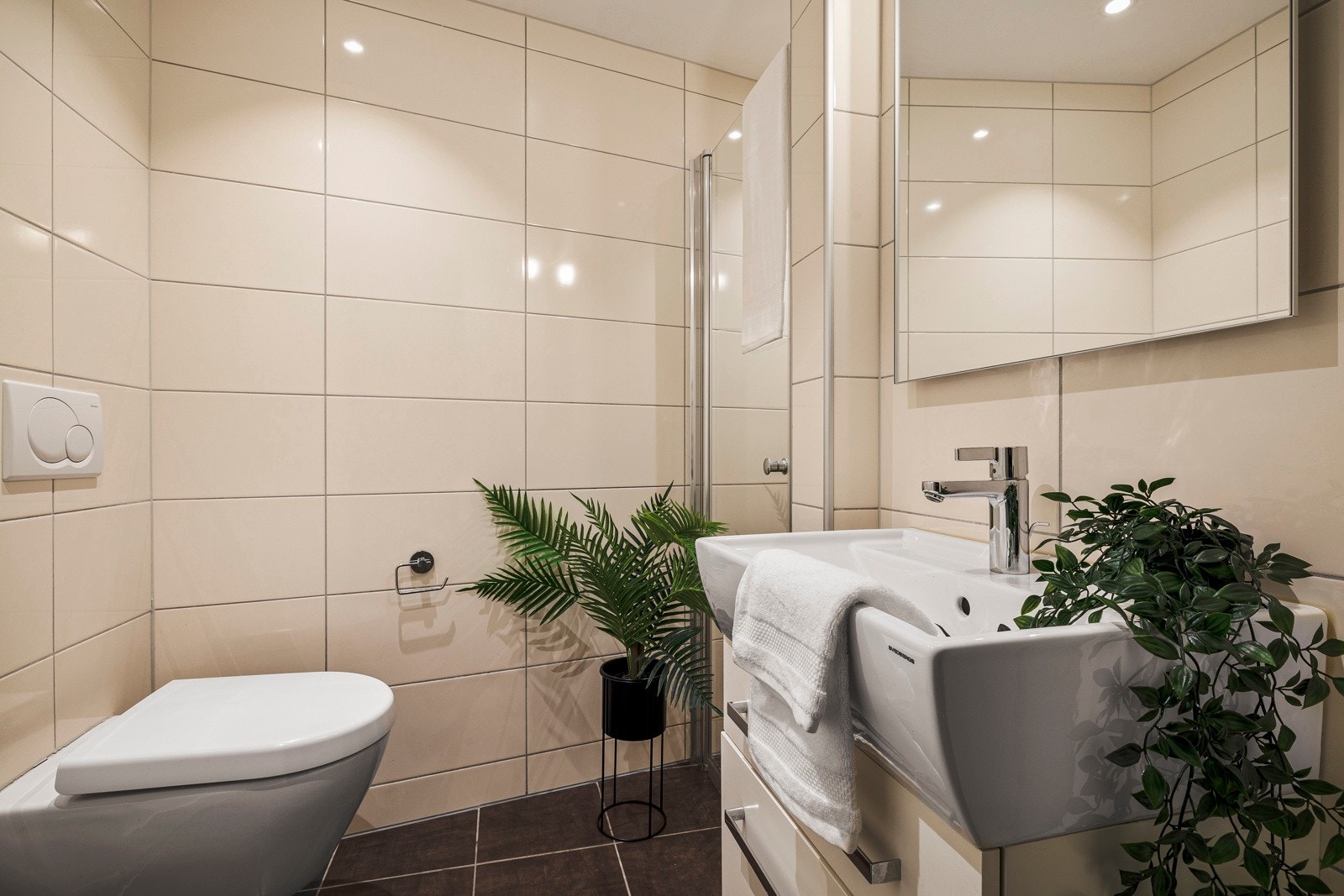 - Det andre badet er på 2,9 kvm og har tilgang til et vaskerom på 1,4 kvm - Galleribilde