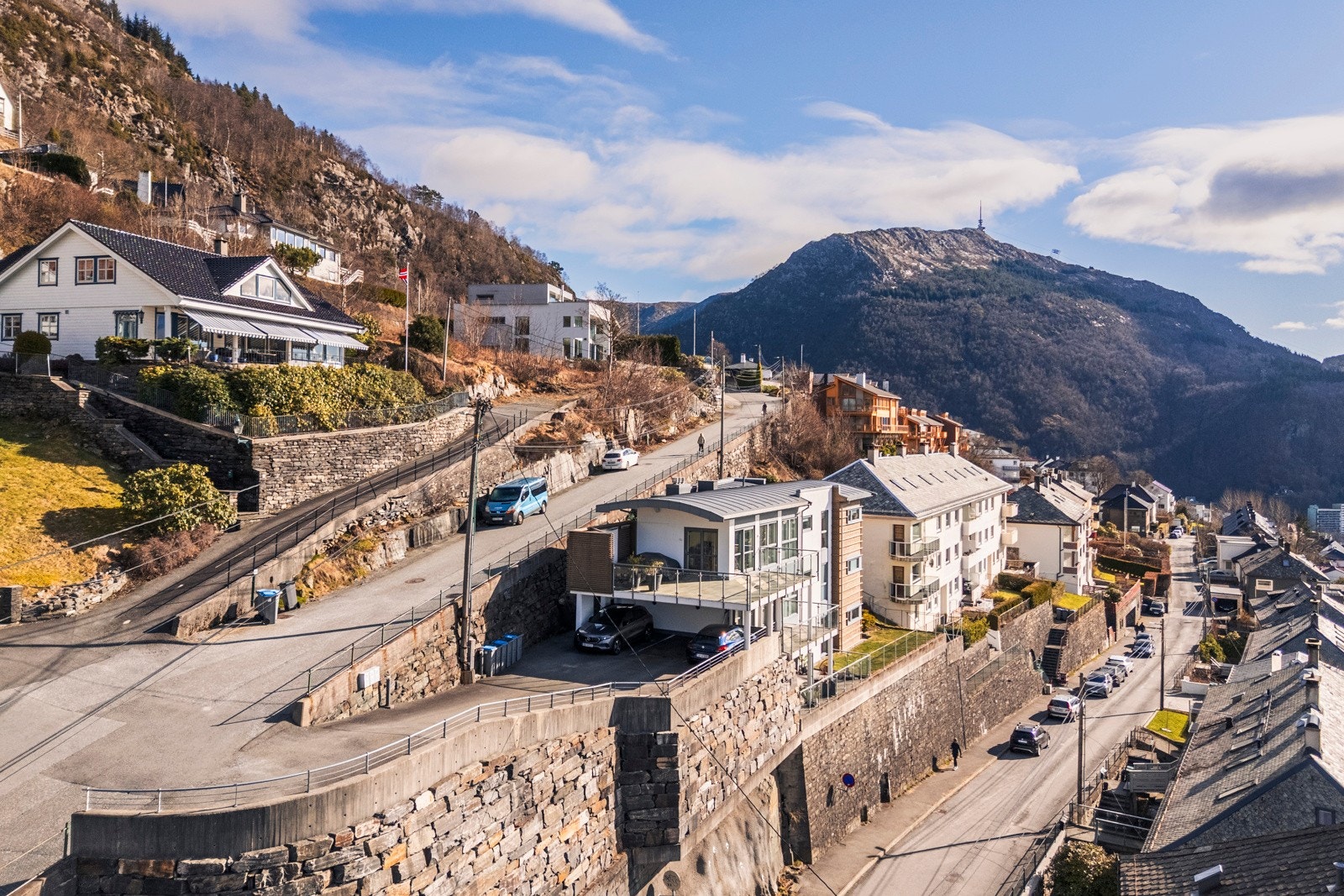 -- Det er godt kollektivtilbud i området med busstopp 200 meter fra leiligheten. Her tar rutenummer 11 deg til sentrum på få minutter - Galleribilde