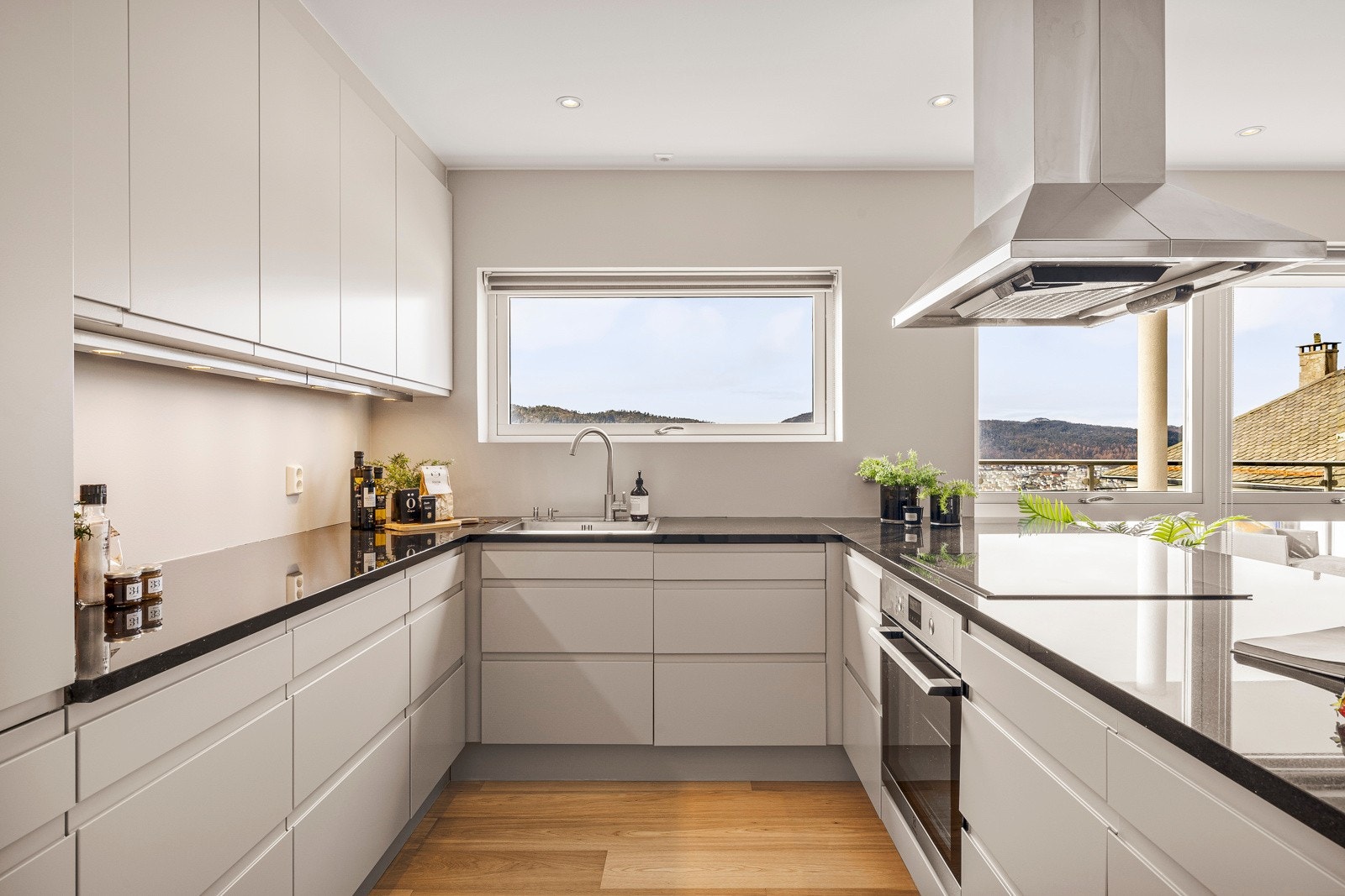 - Kjøkkenet har god skap- og benkeplass som gir et godt kjøkken for den som er glad i å lage mat - Galleribilde