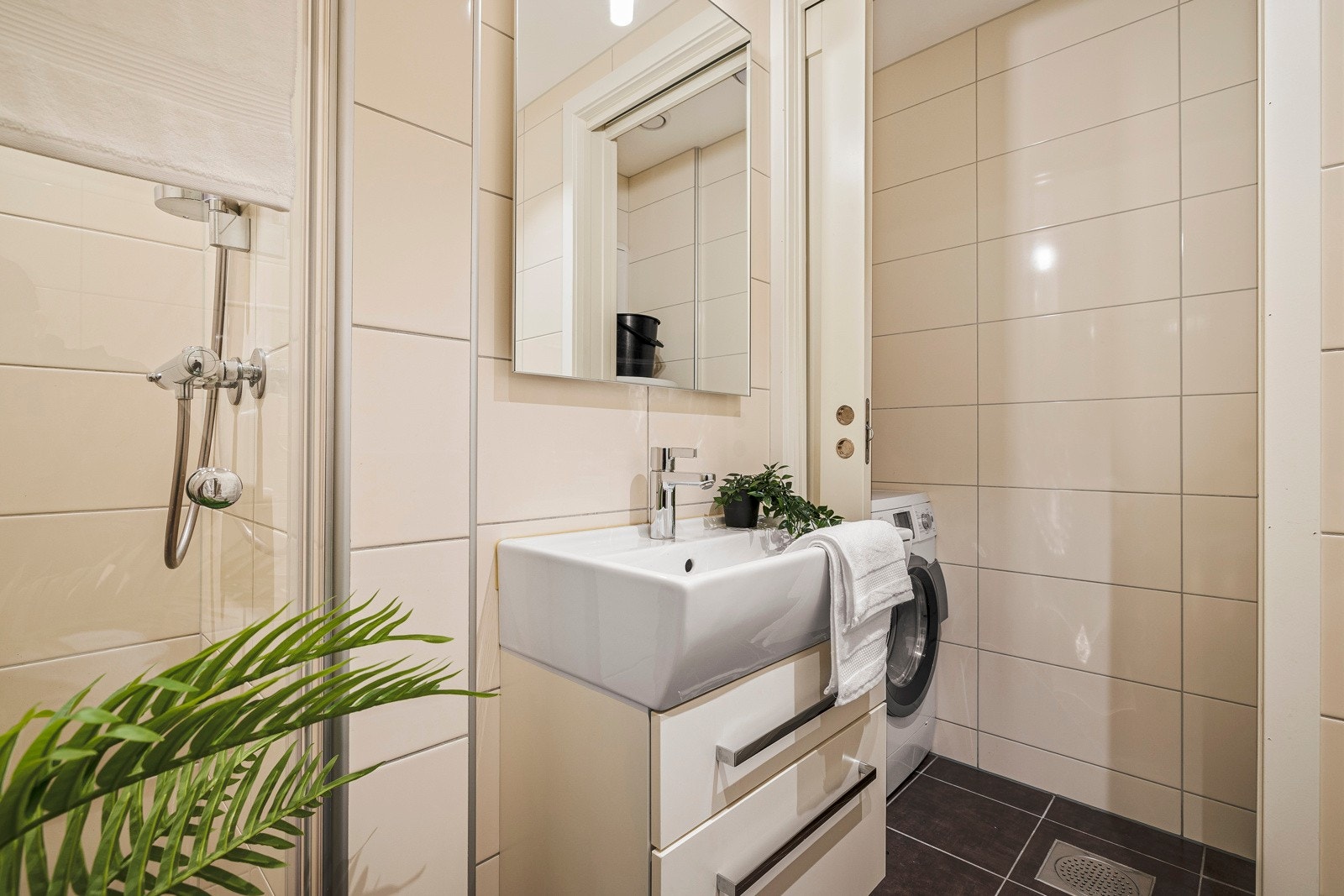 - Vaskerommet inneholder røropplegg/sluk for vaskemaskin og sentral/skap for rør i rør system - Galleribilde