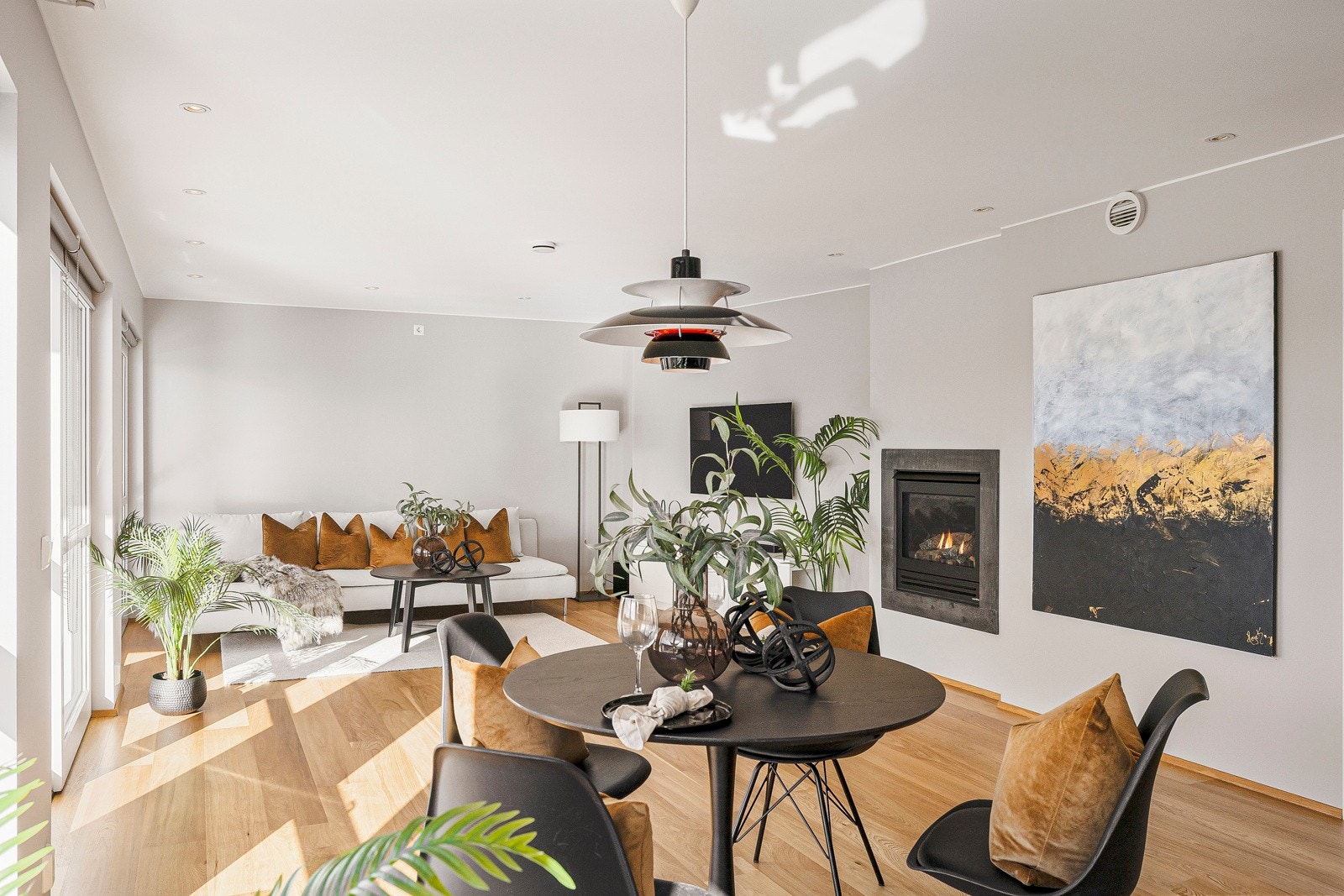 - På gulvet er det gjennomgående pen, 1-stavs parkett med unntak av entréen og badene som er flislagt - Galleribilde