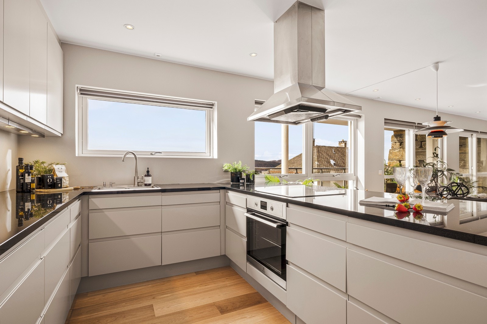 - Integrert i innredningen er det både platetopp, stekeovn, oppvaskmaskin og kjøle/fryseskap - Galleribilde