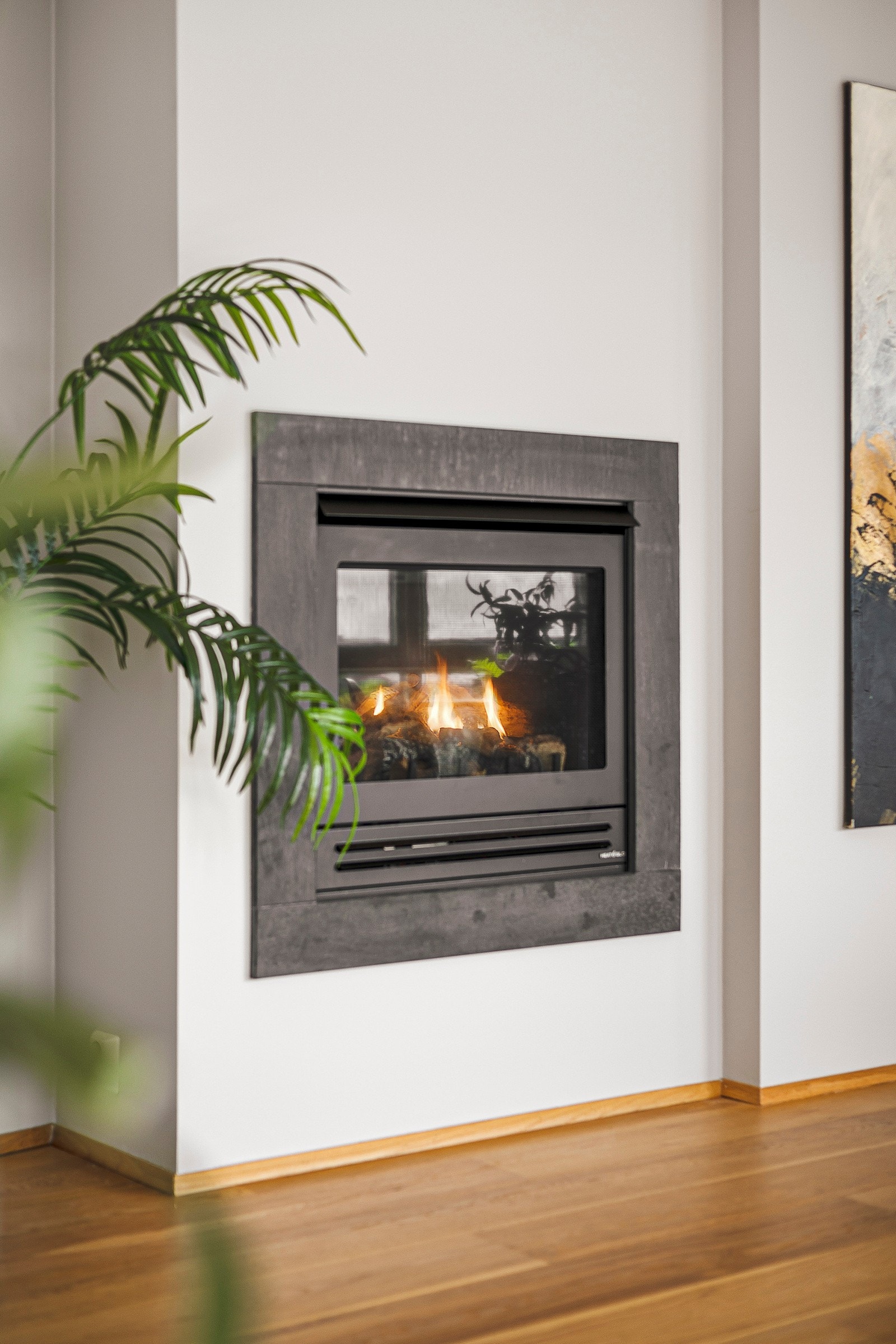 - Mellom de to sonene har du en lekker gasspeis som gir et naturlig skille - Galleribilde