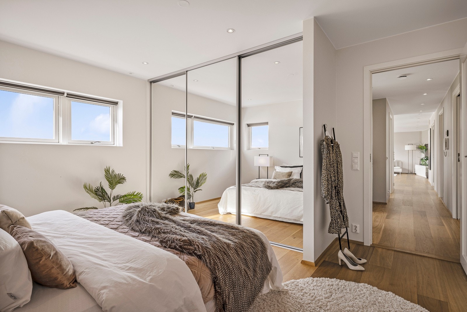 - På ene veggen er det stort speilgarderobeskap som gir god oppbevaringsplass - Galleribilde