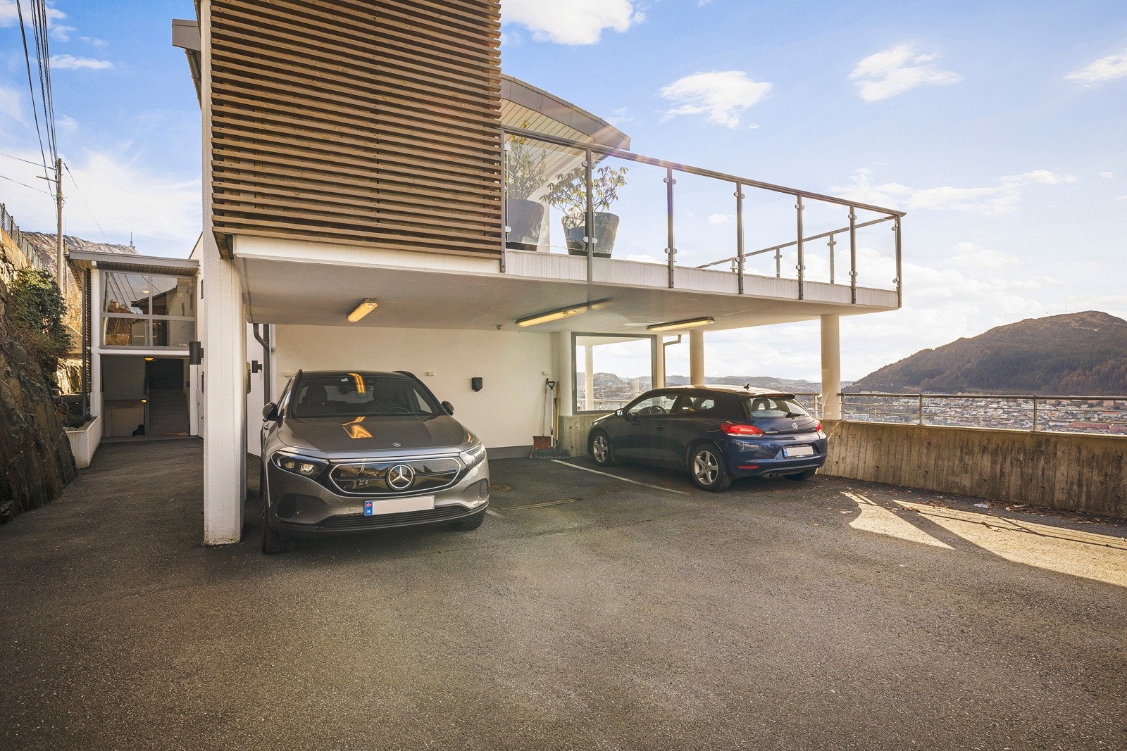 - Det medfølger en biloppstillingsplass i carport med el-bil lader - Galleribilde