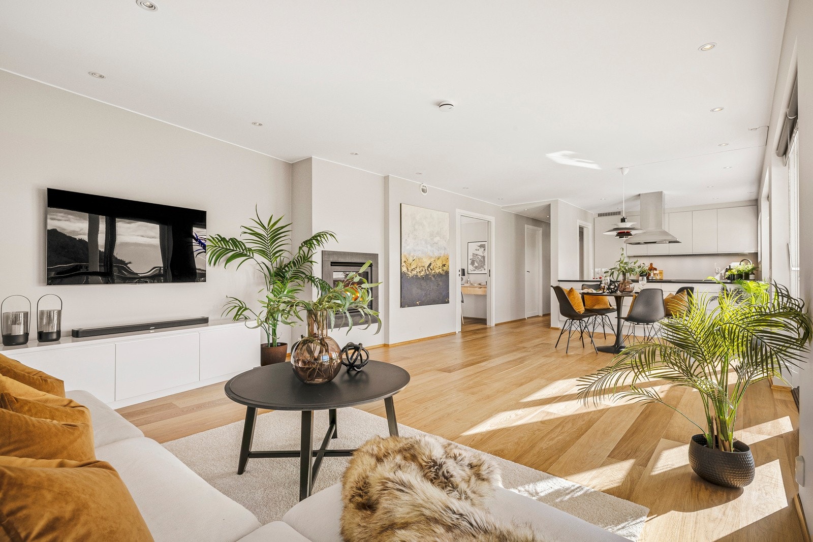 - Stue/kjøkken er også velutstyrt med spotter som gir fin belysning på kveldstid - Galleribilde